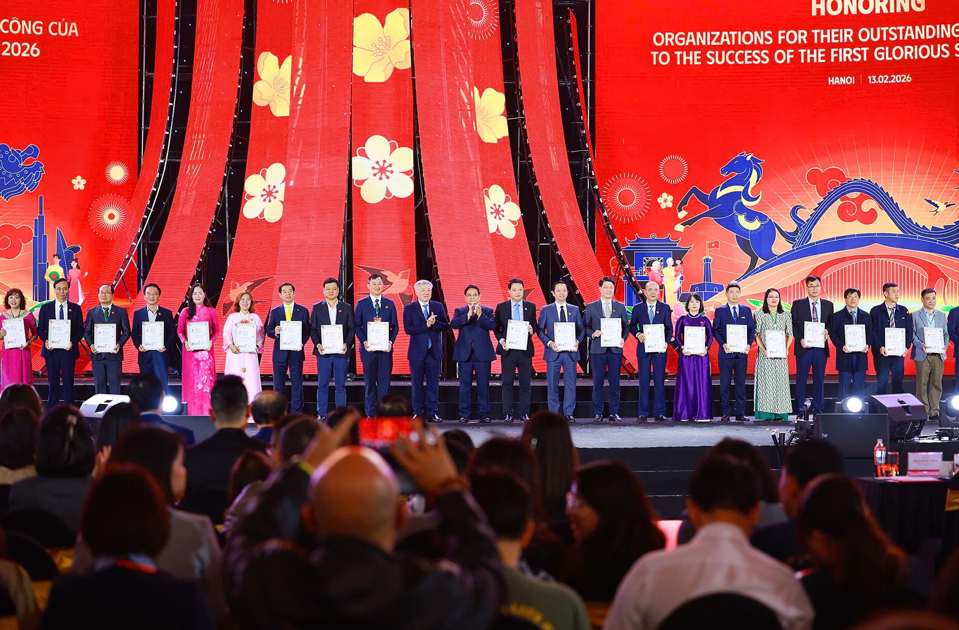 Thủ tướng Phạm Minh Chính và Phó Thủ tướng Thường trực Chính phủ Nguyễn Hòa Bình trao giấy chứng nhận của Ban Tổ chức Hội chợ vinh danh các đơn vị, tổ chức, doanh nghiệp đã có những đóng góp quan trọng, góp phần tạo nên dấu ấn và thành công của sự kiện - 