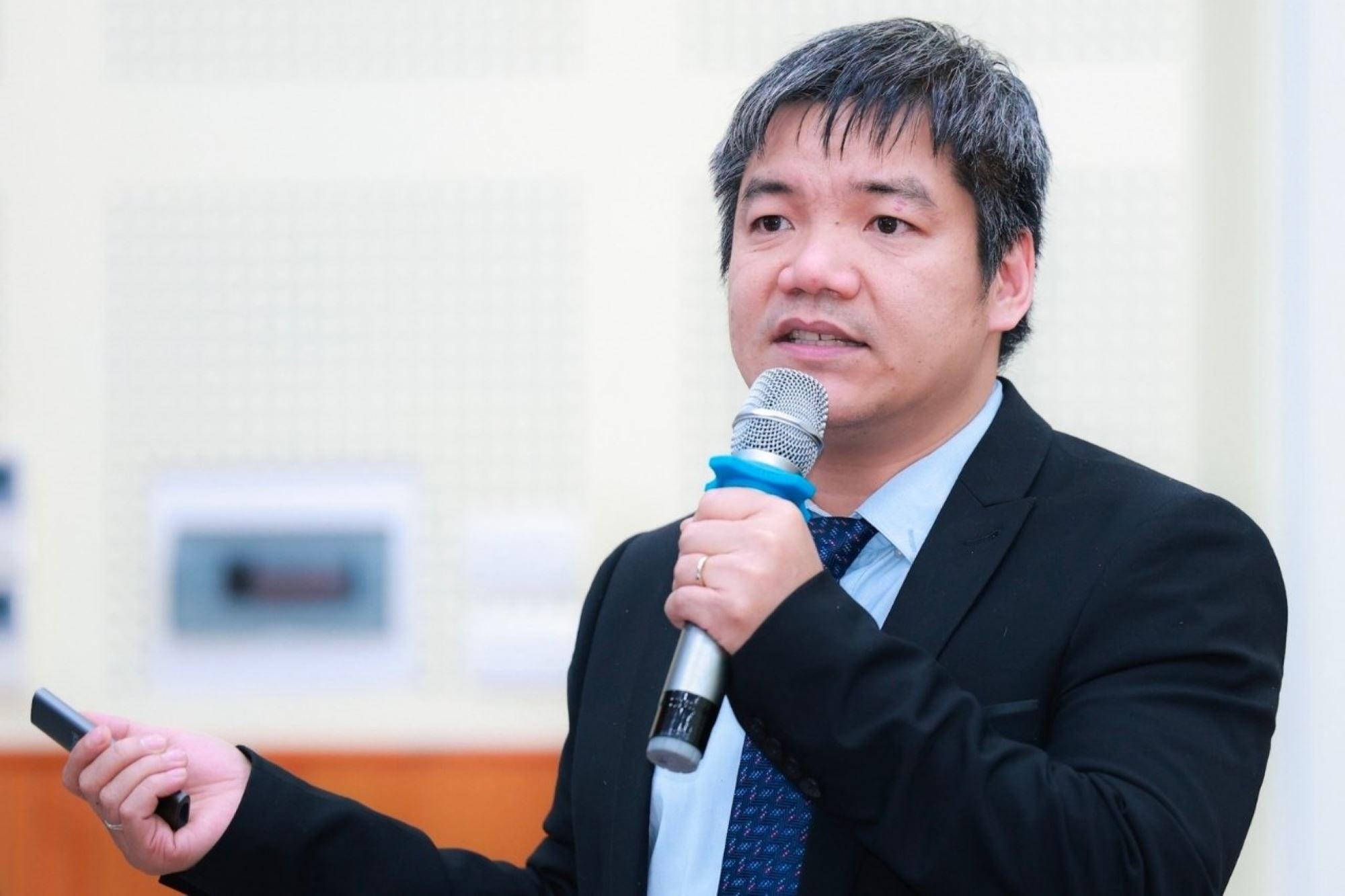 Ông Nguyễn Bá Hùng - Chuyên gia kinh tế trưởng ADB tại Việt Nam Ông Nguyễn Bá Hùng - Chuyên gia kinh tế trưởng ADB tại Việt Nam