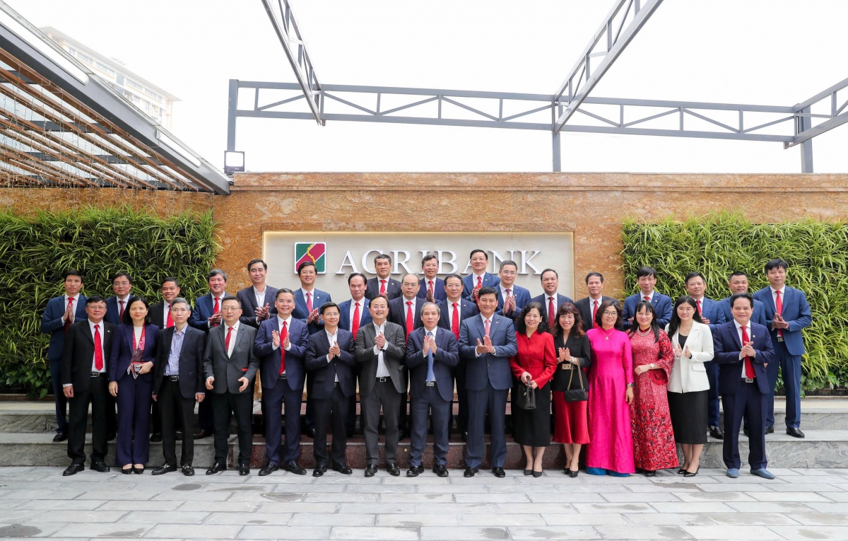 Agribank thể hiện vai trò trụ cột trong thực hiện các chủ trương, chính sách tín dụng của Đảng, Nhà nước và ngành Ngân hàng Agribank thể hiện vai trò trụ cột trong thực hiện các chủ trương, chính sách tín dụng của Đảng, Nhà nước và ngành Ngân hàng