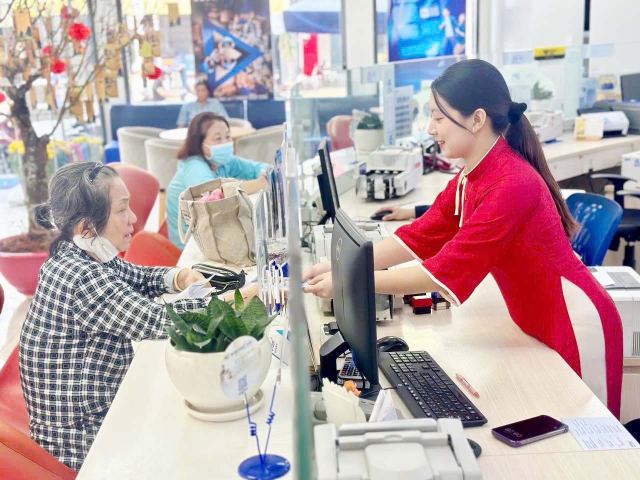 Ngân hàng ồ ạt khuyến mãi cho người gửi tiền và thanh toán