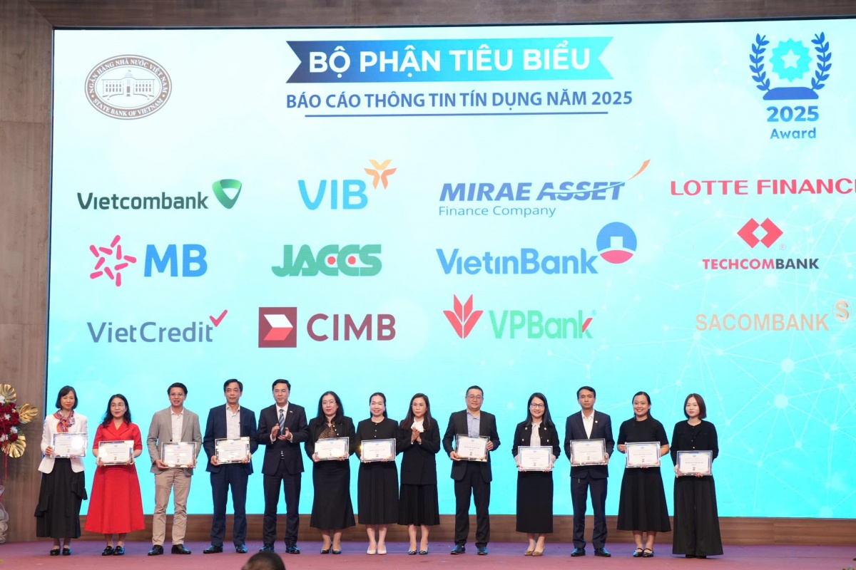 Ảnh: VietCredit vinh dự nhận giải thưởng vinh danh “Đơn vị tiêu biểu trong hoạt động báo cáo thông tin tín dụng năm 2025” Ảnh: VietCredit vinh dự nhận giải thưởng vinh danh “Đơn vị tiêu biểu trong hoạt động báo cáo thông tin tín dụng năm 2025”