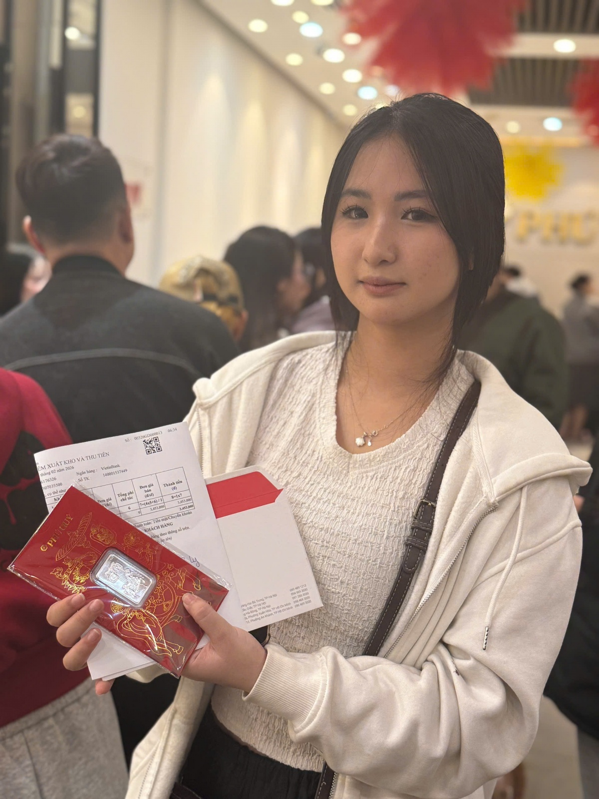 Giá vàng cao, nhiều người chuyển sang mua bạc trong ngày vía Thần Tài