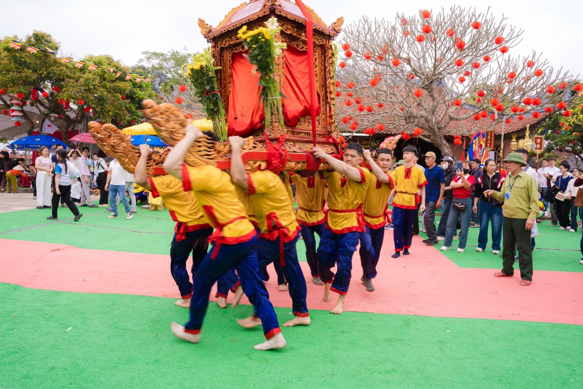Độc đáo lễ rước kiệu dưới nước tại Lễ hội Đền – Chùa Phượng Vũ 2026 Độc đáo lễ rước kiệu dưới nước tại Lễ hội Đền – Chùa Phượng Vũ 2026