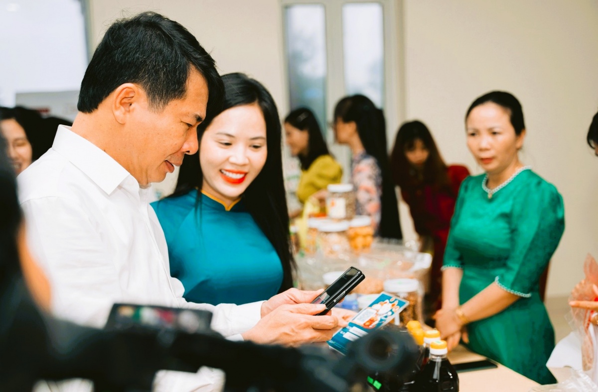 Thanh toán không dùng tiền mặt, góp phần thúc đẩy quá trình chuyển đổi số. Thanh toán không dùng tiền mặt, góp phần thúc đẩy quá trình chuyển đổi số.