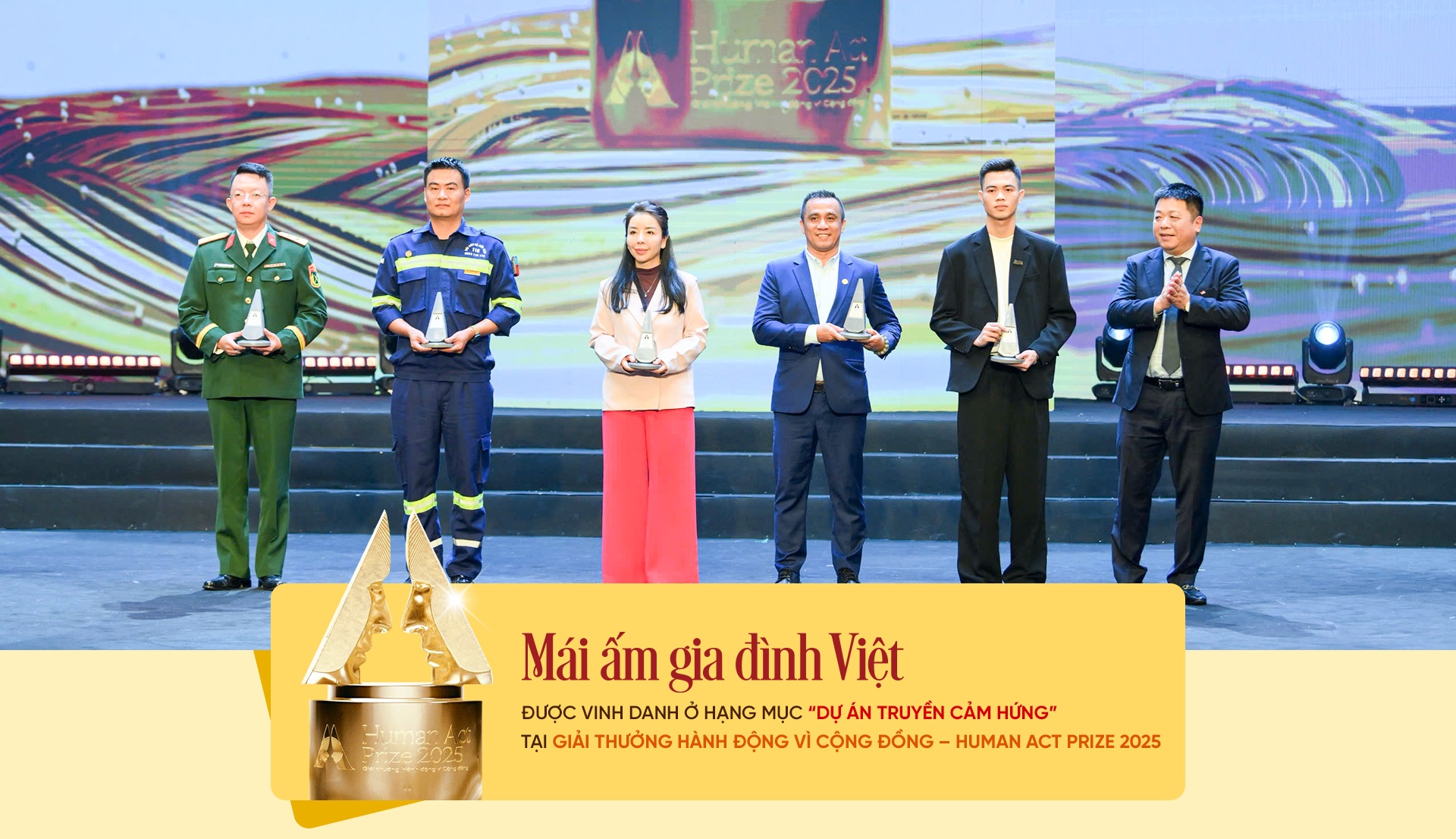 Ông Trần Đình Tài – Phó Tổng Giám đốc Tập đoàn Hoa Sen, ông Trần Đình Phương – Phó Tổng Giám đốc Công ty Truyền thông Bee cùng các diễn viên Lâm Vỹ Dạ, Huỳnh Lập tại lễ trao giải Vạn Xuân Awards 2025. Ông Trần Đình Tài – Phó Tổng Giám đốc Tập đoàn Hoa Sen, ông Trần Đình Phương – Phó Tổng Giám đốc Công ty Truyền thông Bee cùng các diễn viên Lâm Vỹ Dạ, Huỳnh Lập tại lễ trao giải Vạn Xuân Awards 2025.