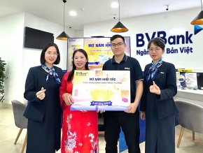 Lộ diện khách hàng đầu tiên trúng vàng từ chương trình “Mở Năm Khởi Sắc” của BVBank