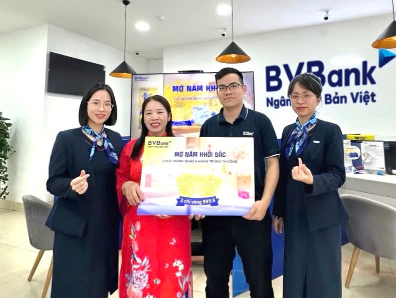 Lộ diện khách hàng đầu tiên trúng vàng từ chương trình “Mở Năm Khởi Sắc” của BVBank