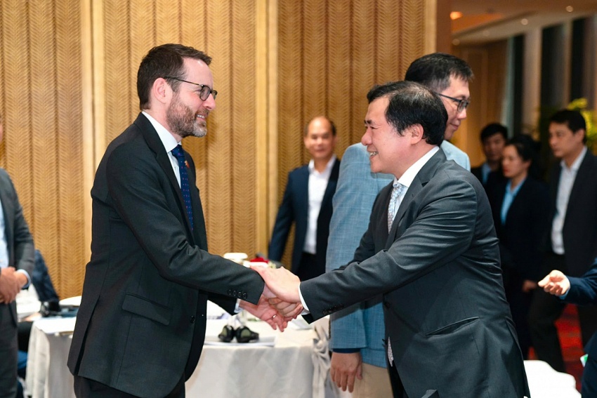 Đại sứ Iain Frew và Thứ trưởng Nguyễn Sinh Nhật Tân trao đổi, thể hiện cam kết thúc đẩy hợp tác Việt Nam – Vương quốc Anh trong lĩnh vực thị trường hàng hóa và phái sinh Đại sứ Iain Frew và Thứ trưởng Nguyễn Sinh Nhật Tân trao đổi, thể hiện cam kết thúc đẩy hợp tác Việt Nam – Vương quốc Anh trong lĩnh vực thị trường hàng hóa và phái sinh
