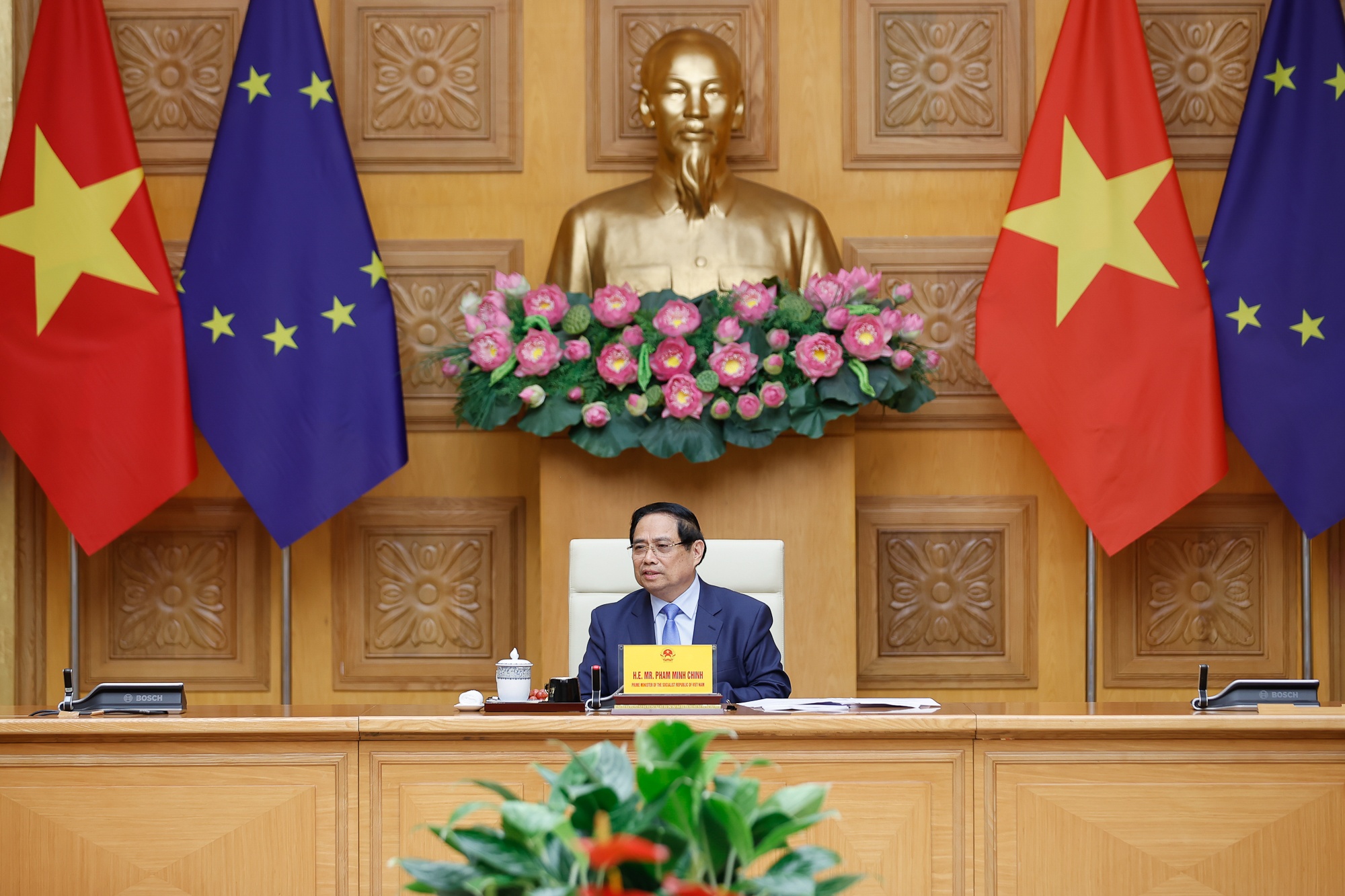 Thủ tướng đề nghị hai bên tiếp tục tăng cường hợp tác trên tinh thần cùng có lợi, triển khai hiệu quả EVFTA, thúc đẩy thương mại mở và cân bằng - Ảnh: VGP/Nhật Bắc Thủ tướng đề nghị hai bên tiếp tục tăng cường hợp tác trên tinh thần cùng có lợi, triển khai hiệu quả EVFTA, thúc đẩy thương mại mở và cân bằng - Ảnh: VGP/Nhật Bắc