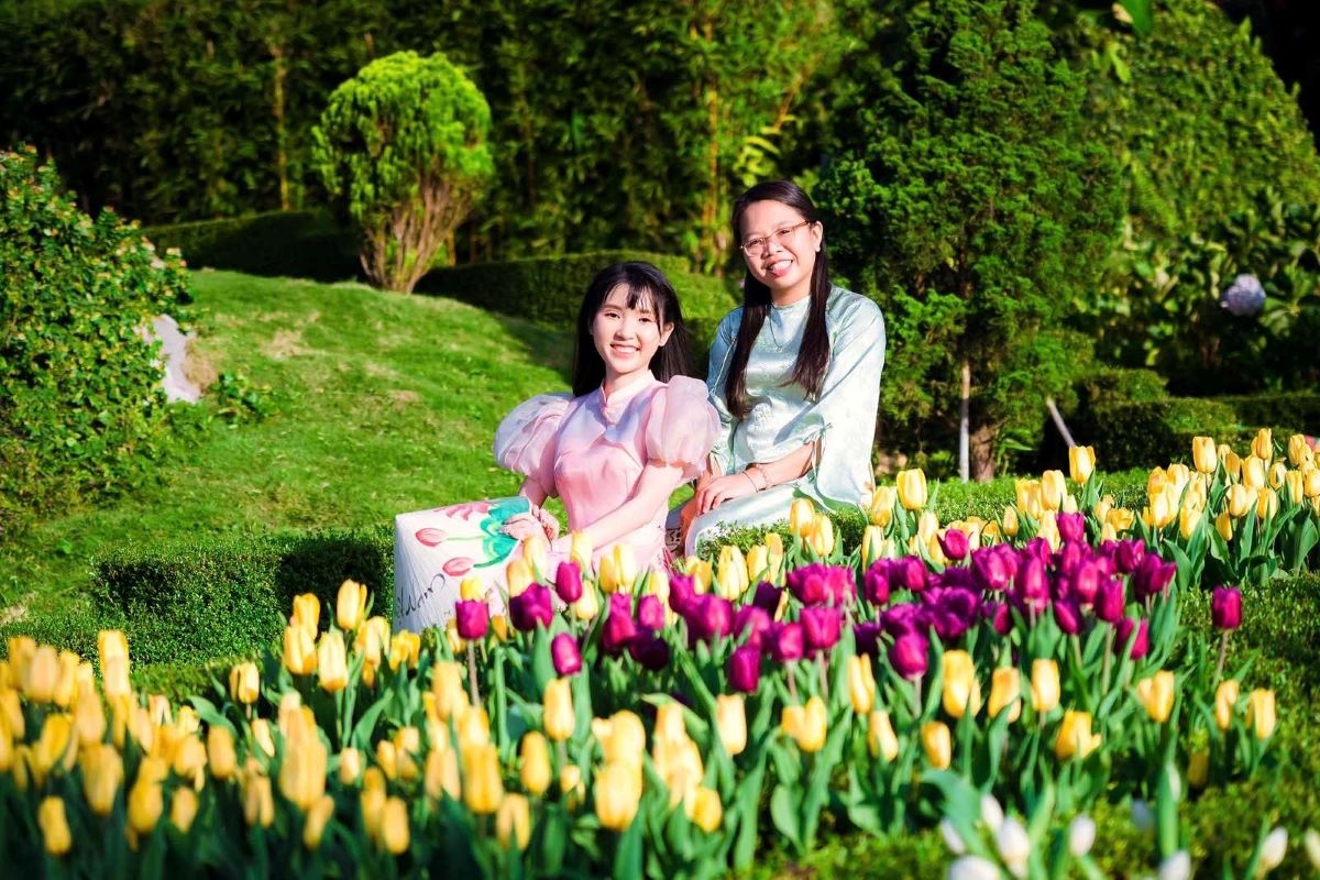 Du khách thích thú ngắm nhìn và check–in với hàng ngàn bông hoa Tulip rực rỡ sắc màu. Du khách thích thú ngắm nhìn và check–in với hàng ngàn bông hoa Tulip rực rỡ sắc màu.