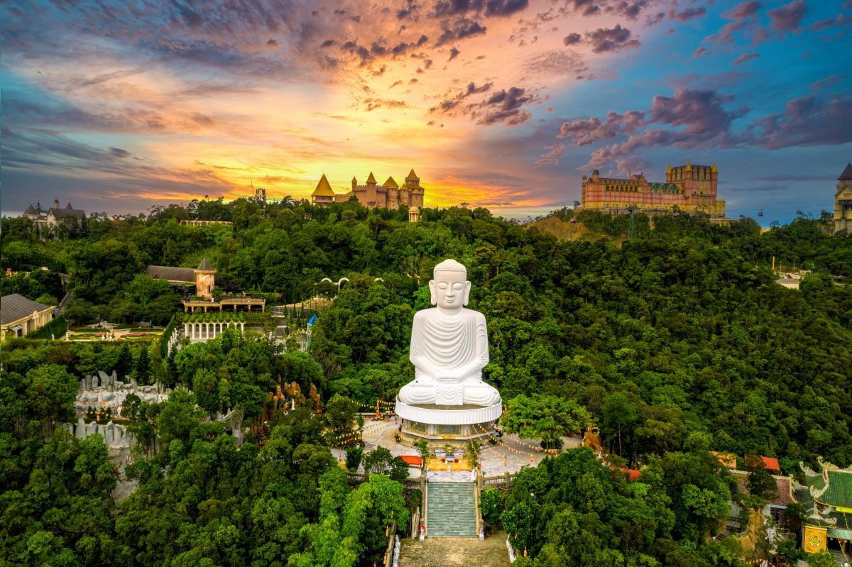 Quần thể tâm linh Bà Nà uy nghi giữa núi non và mây trời Đà Nẵng. Quần thể tâm linh Bà Nà uy nghi giữa núi non và mây trời Đà Nẵng.