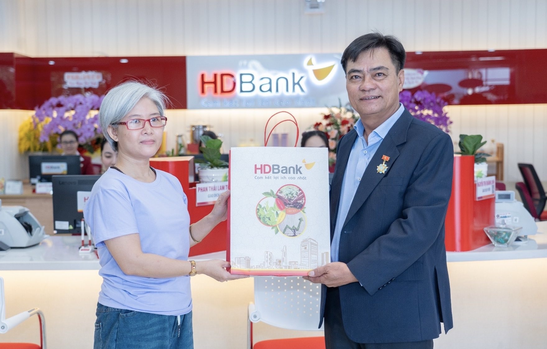 Giám đốc HDBank Sở Giao dịch Đồng Nai - đại diện Ngân hàng tặng quà khách hàng nhân dịp khai trương