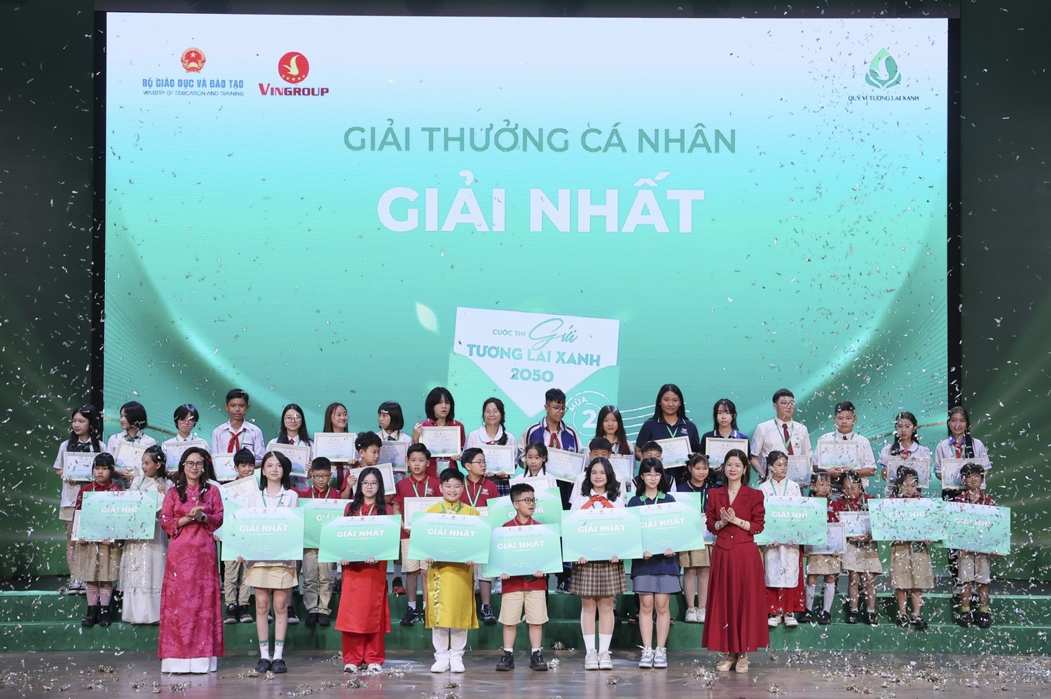 Bà Nguyễn Thị Nhung, Phó Vụ trưởng Vụ Học sinh, sinh viên - Bộ Giáo dục và Đào tạo (trái) và TS. Lê Thái Hà, Giám đốc Điều hành Quỹ Vì tương lai xanh (phải) trao giải Nhất ở các hạng mục tại cuộc thi “Gửi tương lai Xanh 2050” mùa 2. Bà Nguyễn Thị Nhung, Phó Vụ trưởng Vụ Học sinh, sinh viên - Bộ Giáo dục và Đào tạo (trái) và TS. Lê Thái Hà, Giám đốc Điều hành Quỹ Vì tương lai xanh (phải) trao giải Nhất ở các hạng mục tại cuộc thi “Gửi tương lai Xanh 2050” mùa 2.