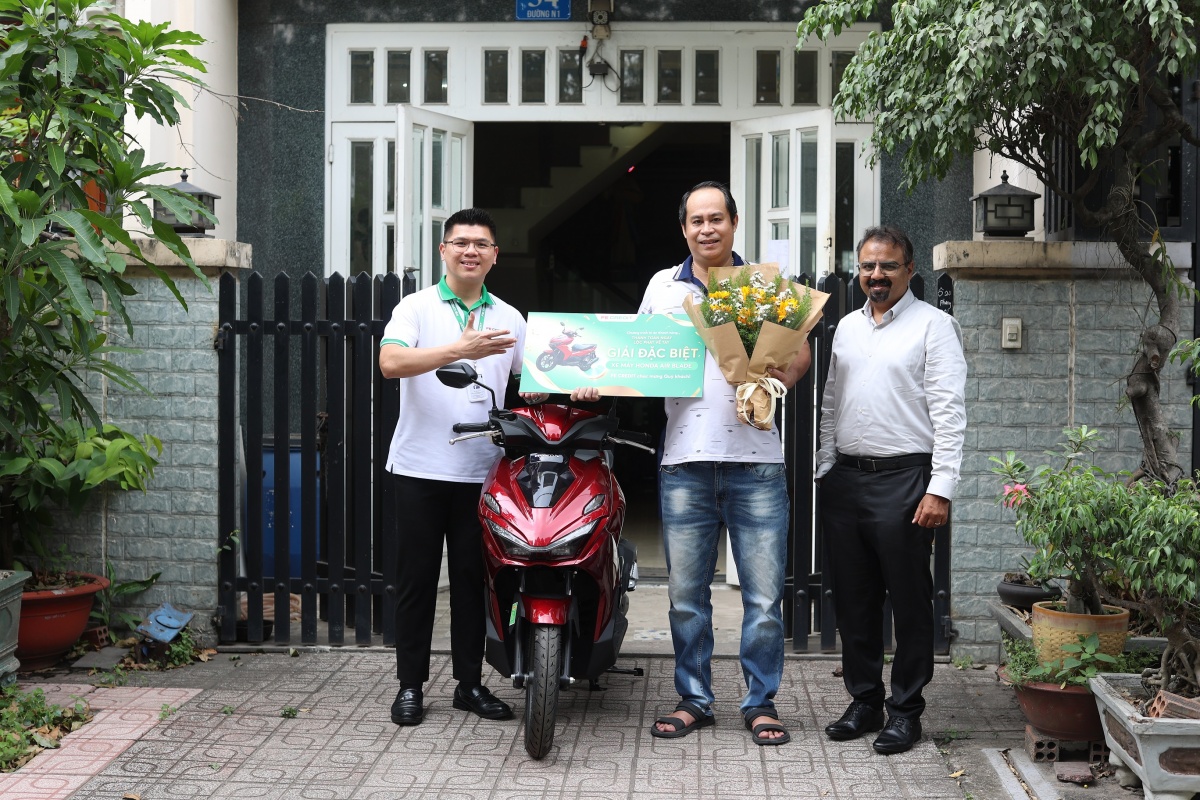 Đại diện FE CREDIT trao giải thưởng Đặc biệt là xe máy Honda Air Blade đến anh Anh Toàn. Ảnh: FE CREDIT. Đại diện FE CREDIT trao giải thưởng Đặc biệt là xe máy Honda Air Blade đến anh Anh Toàn. Ảnh: FE CREDIT.
