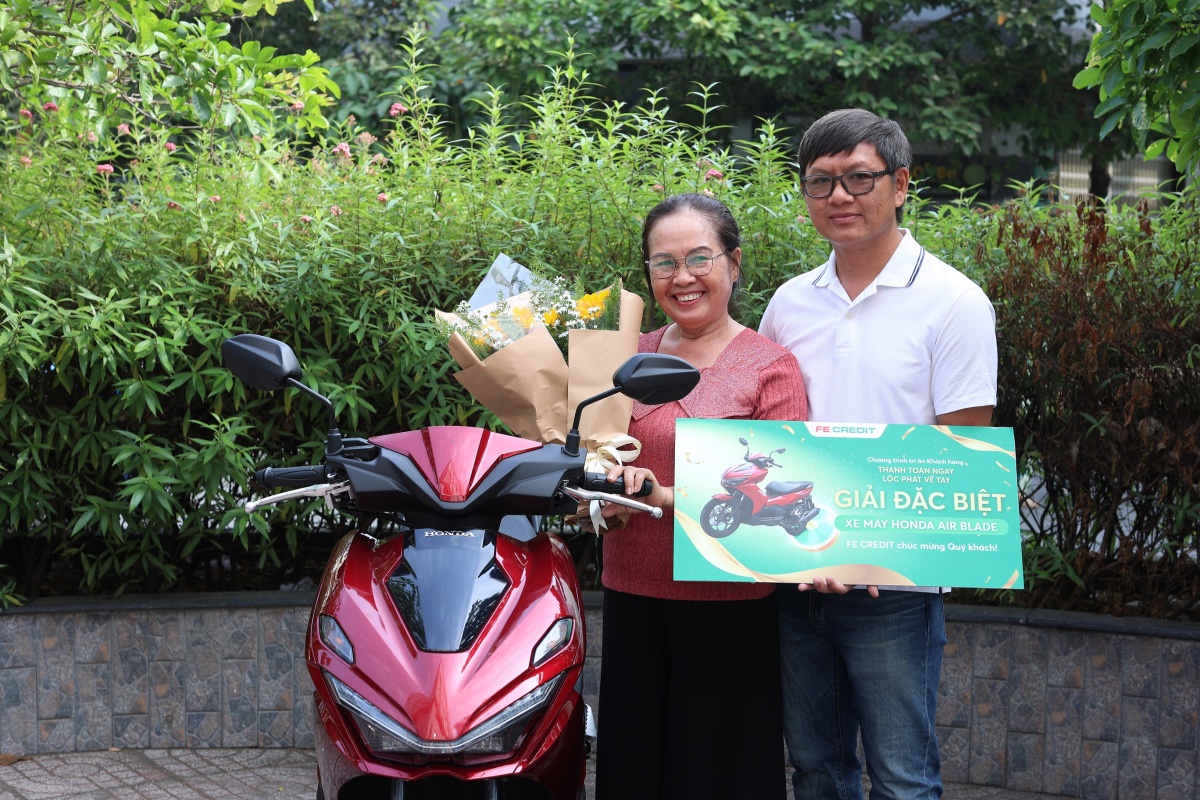 Anh Huỳnh Anh Duy nhận giải thưởng Đặc biệt là xe máy Honda Air Blade từ chương trình. Ảnh: FE CREDIT. Anh Huỳnh Anh Duy nhận giải thưởng Đặc biệt là xe máy Honda Air Blade từ chương trình. Ảnh: FE CREDIT.
