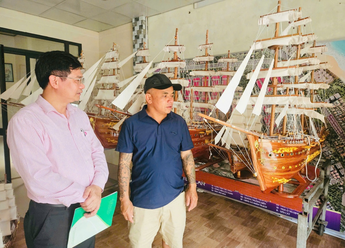 Xưởng chế tác mô hình tàu đánh cá của anh Dương Quang Hương, ở xã Nam Trạch.