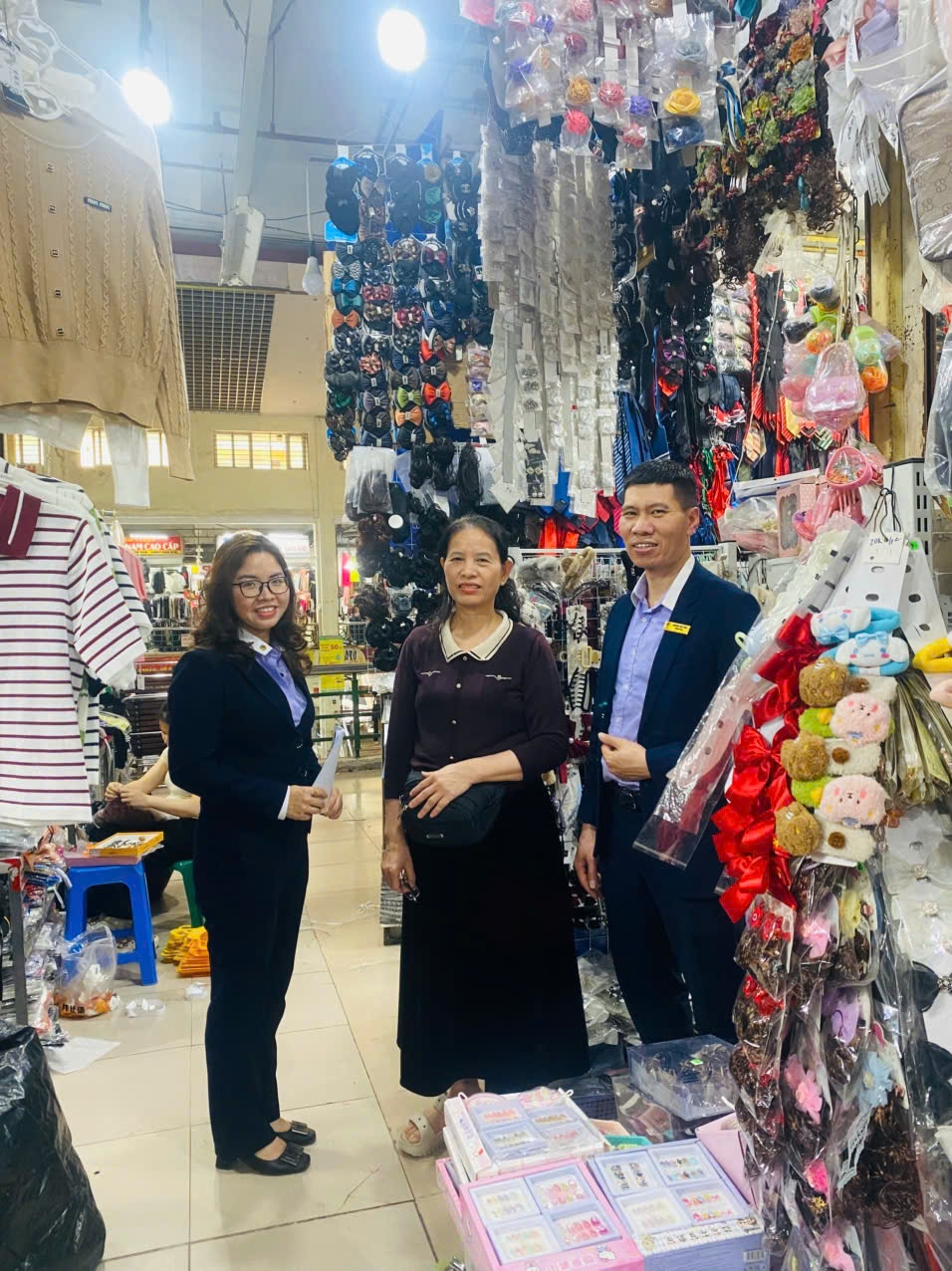 Chị Phạm Hải Yên (đứng giữa) - hộ kinh doanh tại chợ Hà Đông đang được vay vốn tại QTDND Nguyễn Trãi Chị Phạm Hải Yên (đứng giữa) - hộ kinh doanh tại chợ Hà Đông đang được vay vốn tại QTDND Nguyễn Trãi