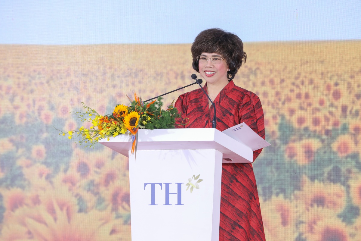 Anh hùng Lao động Thái Hương – Nhà sáng lập, Chủ t…Nhà máy Chế biến thực phẩm sạch TH Bình Dương Anh hùng Lao động Thái Hương – Nhà sáng lập, Chủ t…Nhà máy Chế biến thực phẩm sạch TH Bình Dương