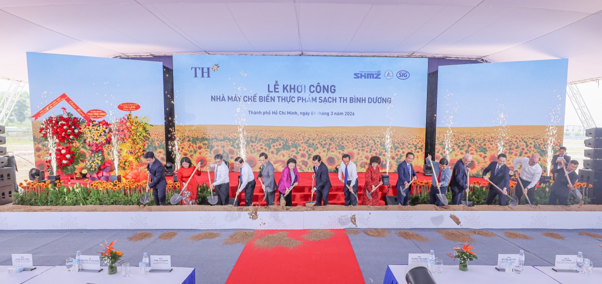Các đại biểu thực hiện Nghi thức khởi công Nhà máy Chế biến thực phẩm sạch TH Bình Dương Các đại biểu thực hiện Nghi thức khởi công Nhà máy Chế biến thực phẩm sạch TH Bình Dương