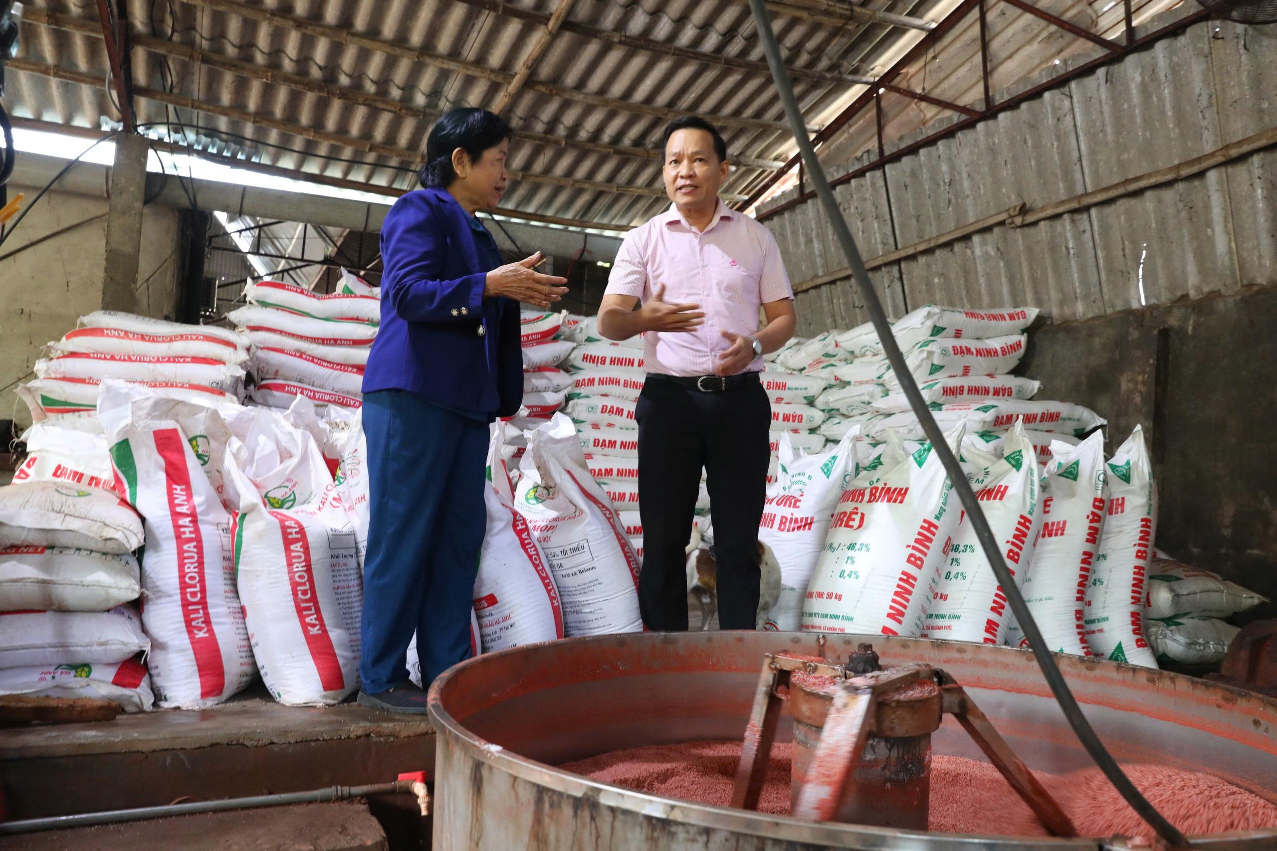 Phụ nữ “hai giỏi” mài đất ngọc để thoát nghèo Phụ nữ “hai giỏi” mài đất ngọc để thoát nghèo