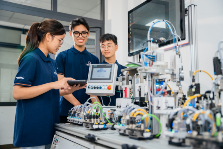 Đào tạo nhân lực bán dẫn tại Việt Nam: Tăng tốc để nắm bắt “cơ hội vàng” Đào tạo nhân lực bán dẫn tại Việt Nam: Tăng tốc để nắm bắt “cơ hội vàng”