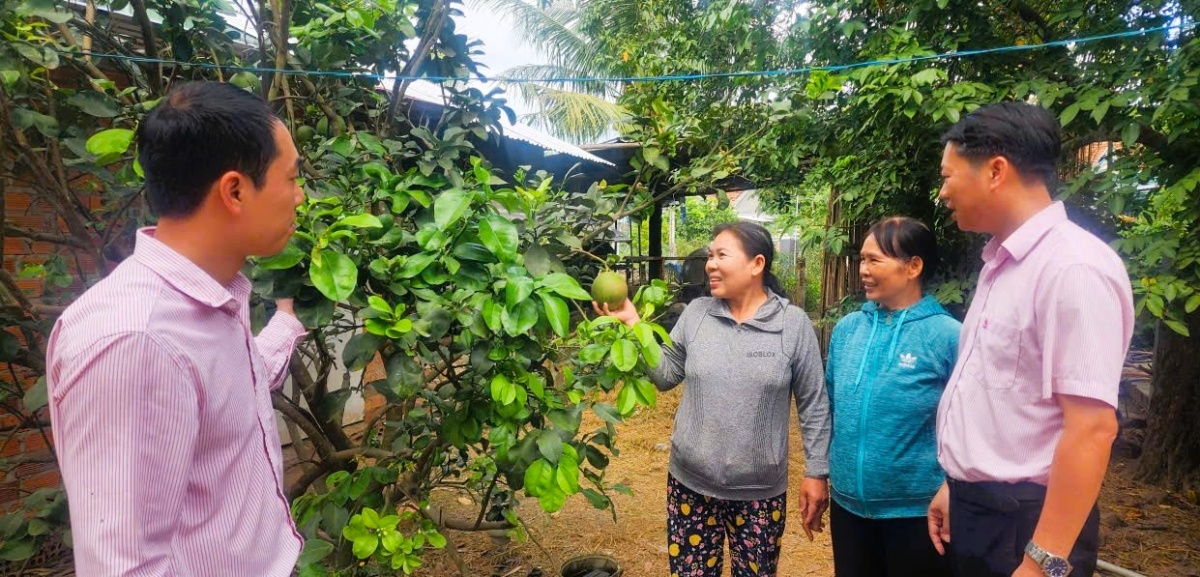 Bà Trầm Thị Hồng ở xã Tân Định, được vay 70 triệu đồng từ chương trình giải quyết việc làm để khắc phục hậu quả thiên tai. Bà Trầm Thị Hồng ở xã Tân Định, được vay 70 triệu đồng từ chương trình giải quyết việc làm để khắc phục hậu quả thiên tai.