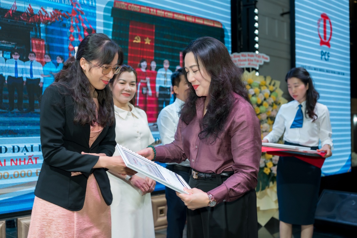 Bà Nguyễn Thị Thu Cúc - Phó Tổng Giám đốc Co-opBank trao vinh danh cho các QTDND tiêu biểu trên địa bàn tỉnh Đồng Nai Bà Nguyễn Thị Thu Cúc - Phó Tổng Giám đốc Co-opBank trao vinh danh cho các QTDND tiêu biểu trên địa bàn tỉnh Đồng Nai