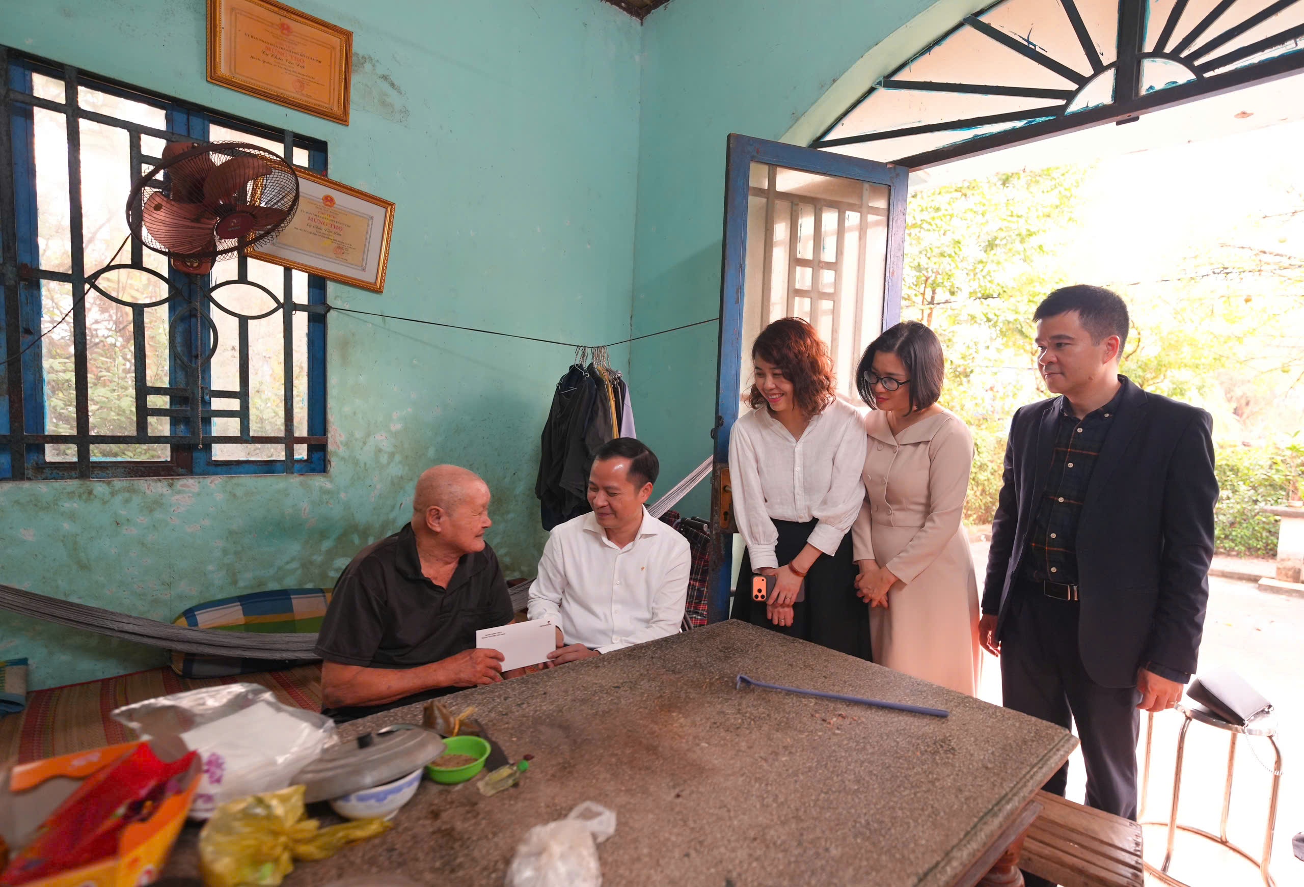 Ông Lê Hoàng Tùng - Phó Tổng Giám đốc Vietcombank, bà Lê Thị Thu Hà - Phó Chủ tịch thường trực Công đoàn Vietcombank và đại diện ngân hàng đến thăm hỏi, động viên cựu chiến binh Châu Văn Đực tại gia đình Ông Lê Hoàng Tùng - Phó Tổng Giám đốc Vietcombank, bà Lê Thị Thu Hà - Phó Chủ tịch thường trực Công đoàn Vietcombank và đại diện ngân hàng đến thăm hỏi, động viên cựu chiến binh Châu Văn Đực tại gia đình