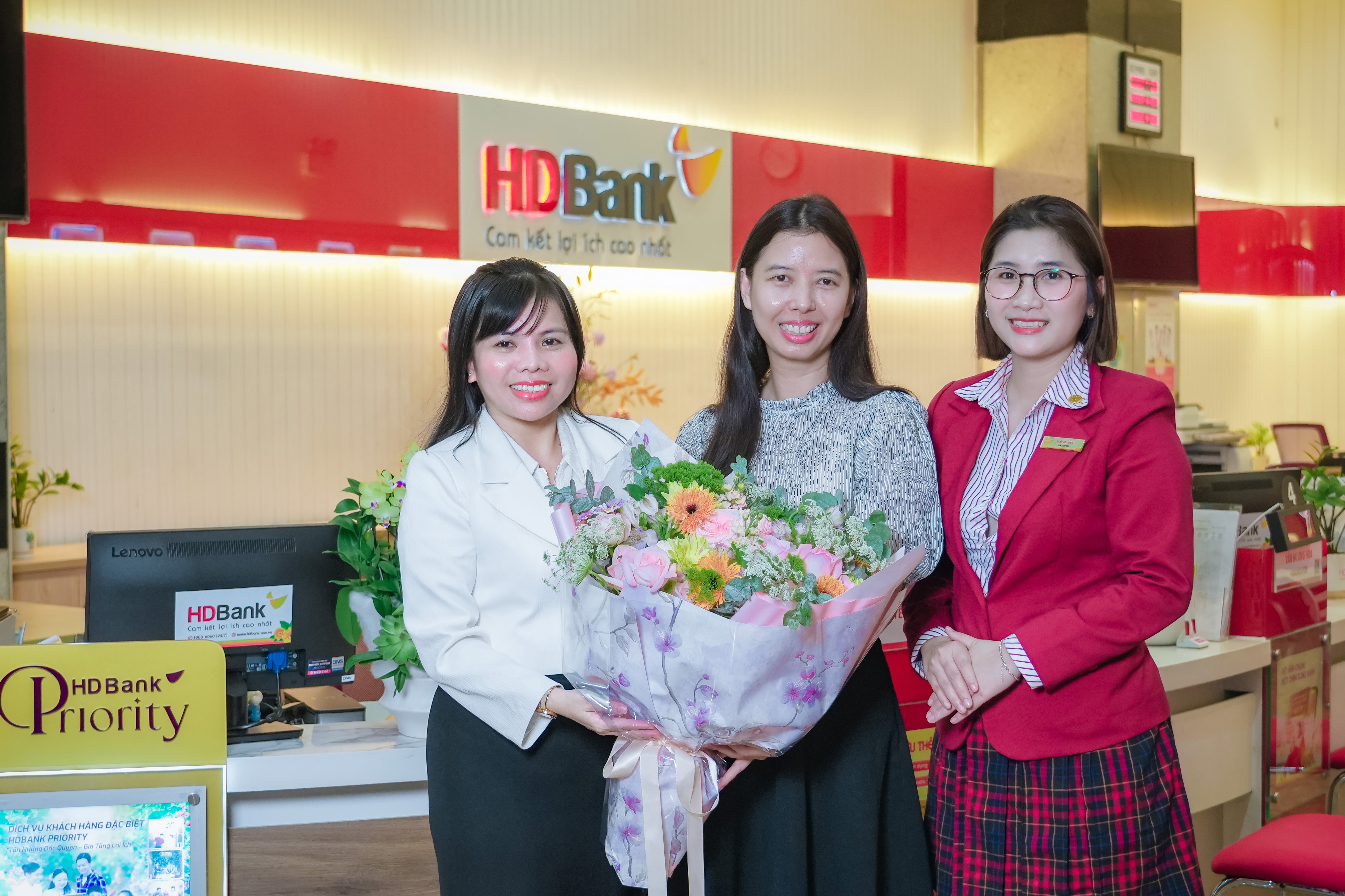 Chị Lê Quang Hạnh Phúc (TP.HCM) đã trở thành chủ nhân của giải thưởng lớn nhất - Sổ tiết kiệm 3 tỷ đồng Chị Lê Quang Hạnh Phúc (TP.HCM) đã trở thành chủ nhân của giải thưởng lớn nhất - Sổ tiết kiệm 3 tỷ đồng