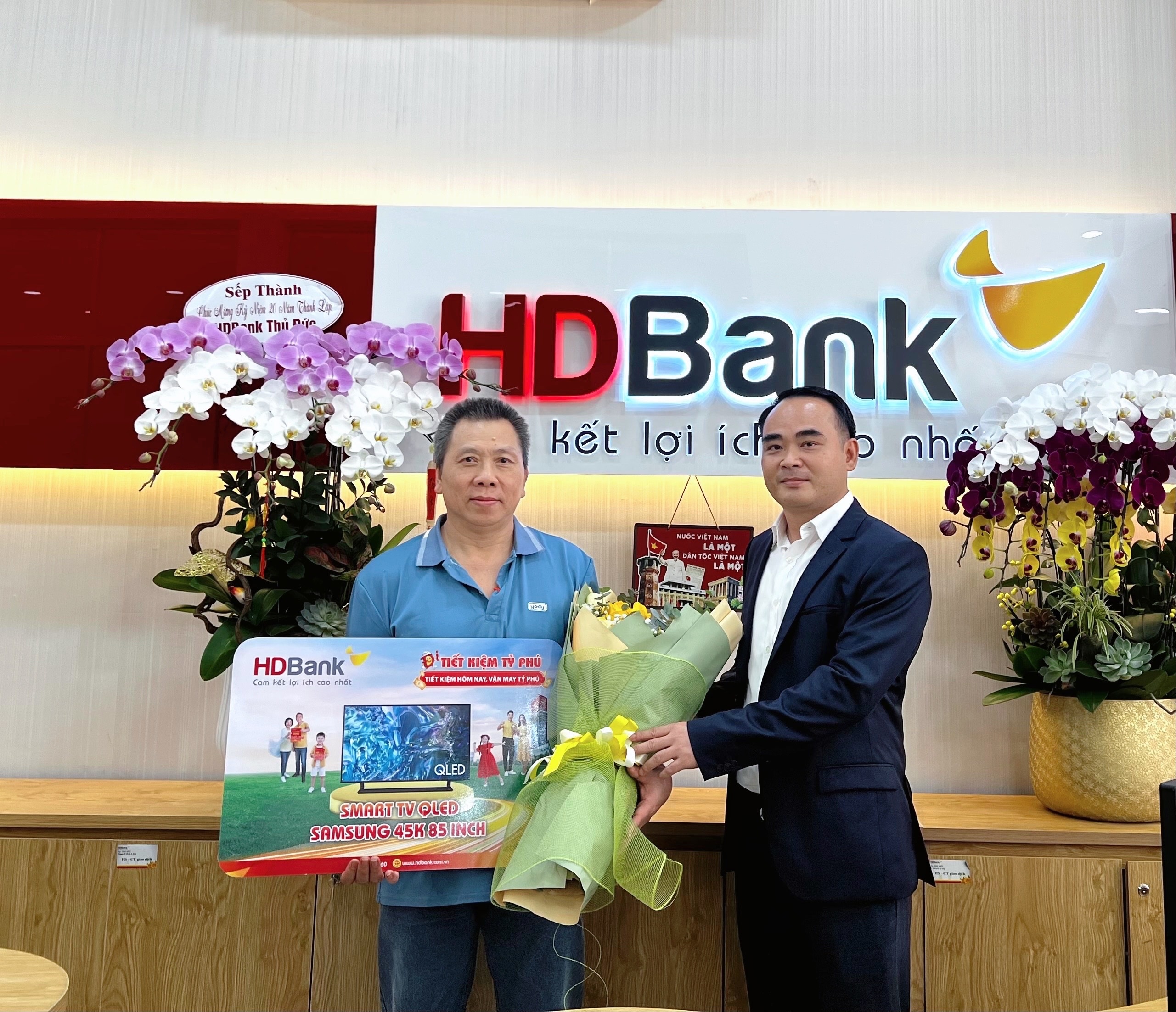 Nhiều quà tặng giá trị và thiết thực đã được trao đến tay khách hàng trúng thưởng Nhiều quà tặng giá trị và thiết thực đã được trao đến tay khách hàng trúng thưởng