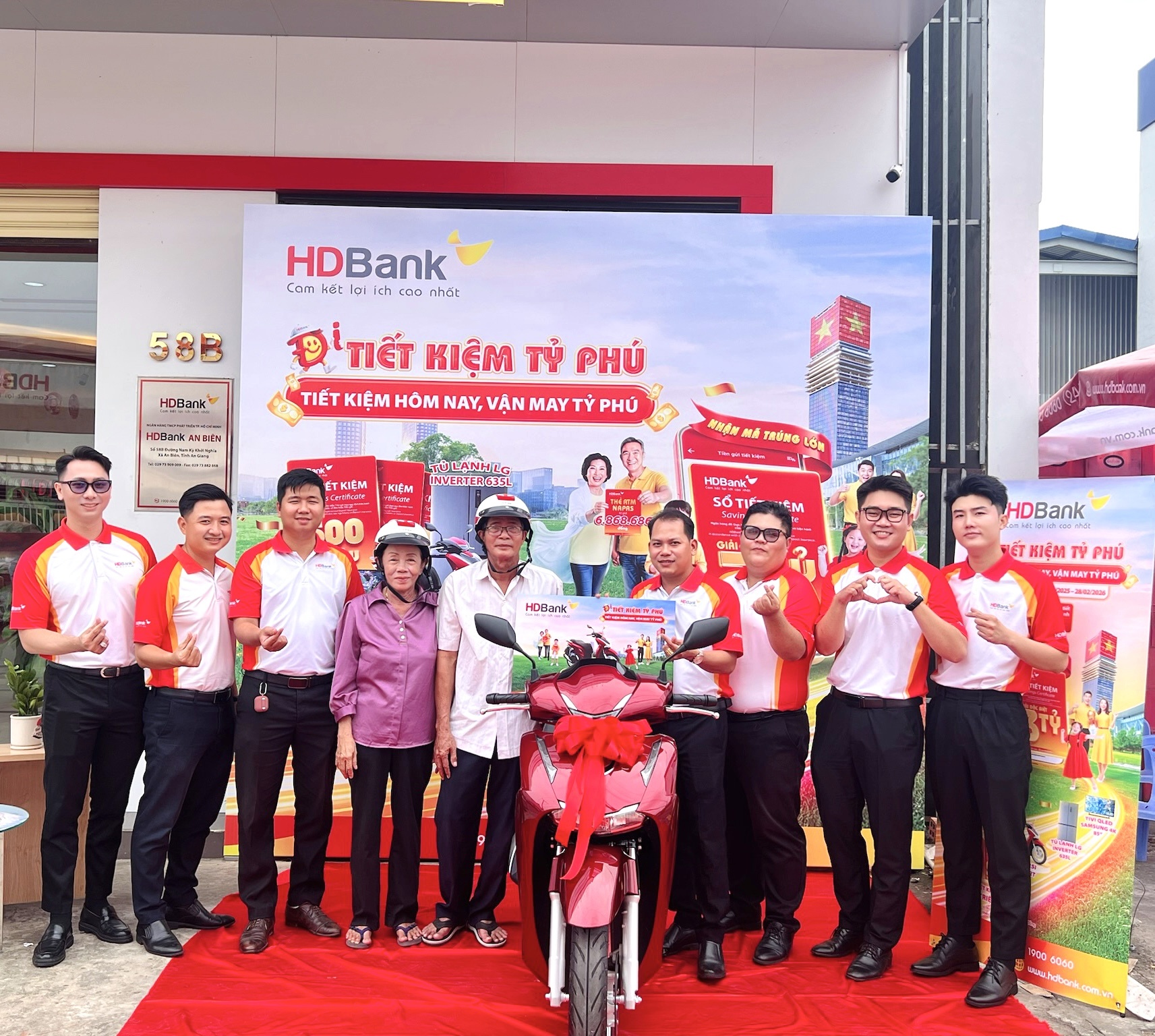 Trước đó, trong 3 kỳ quay số đầu tiên, đã có 3 khách hàng trúng thưởng xe SH150i Trước đó, trong 3 kỳ quay số đầu tiên, đã có 3 khách hàng trúng thưởng xe SH150i