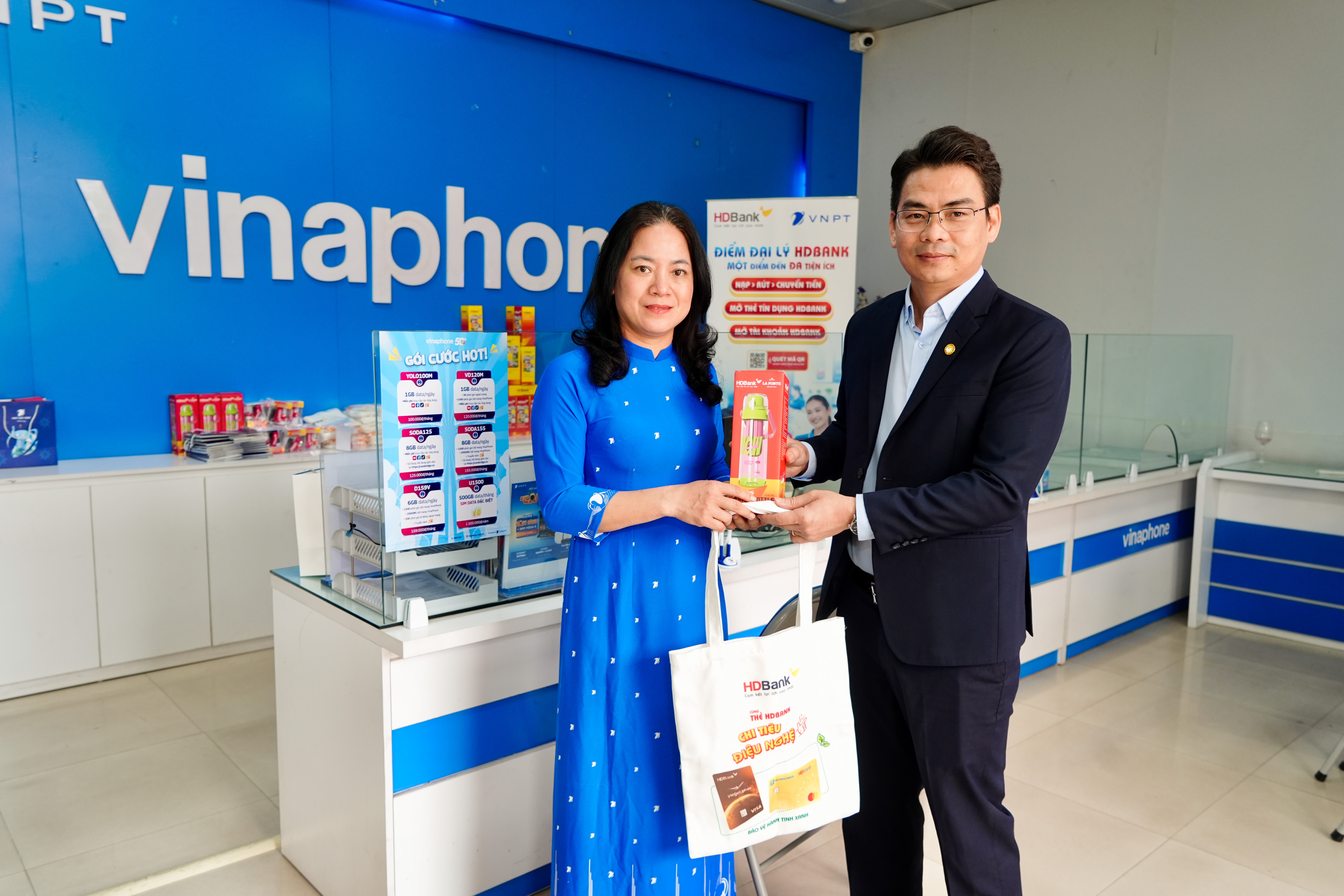Khách hàng đến trải nghiệm dịch vụ Đại lý thanh toán tại điểm giao dịch VNPT sẽ nhận những phần quà tiện dụng từ HDBank Khách hàng đến trải nghiệm dịch vụ Đại lý thanh toán tại điểm giao dịch VNPT sẽ nhận những phần quà tiện dụng từ HDBank