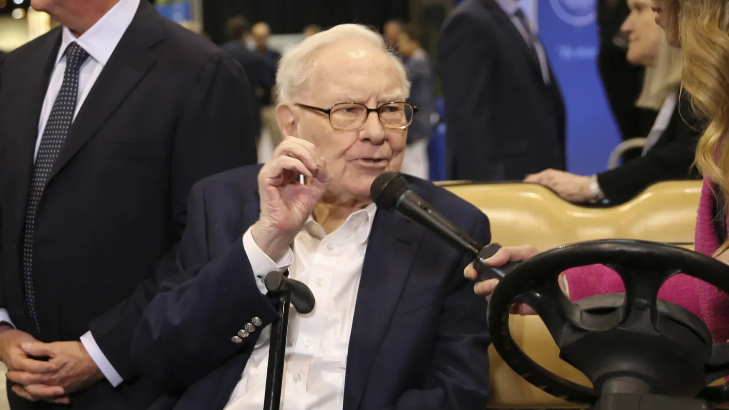 Warren Buffett cho rằng tiền mặt cần thiết trong danh mục đầu tư nhưng không phải tài sản tốt về dài hạn.
