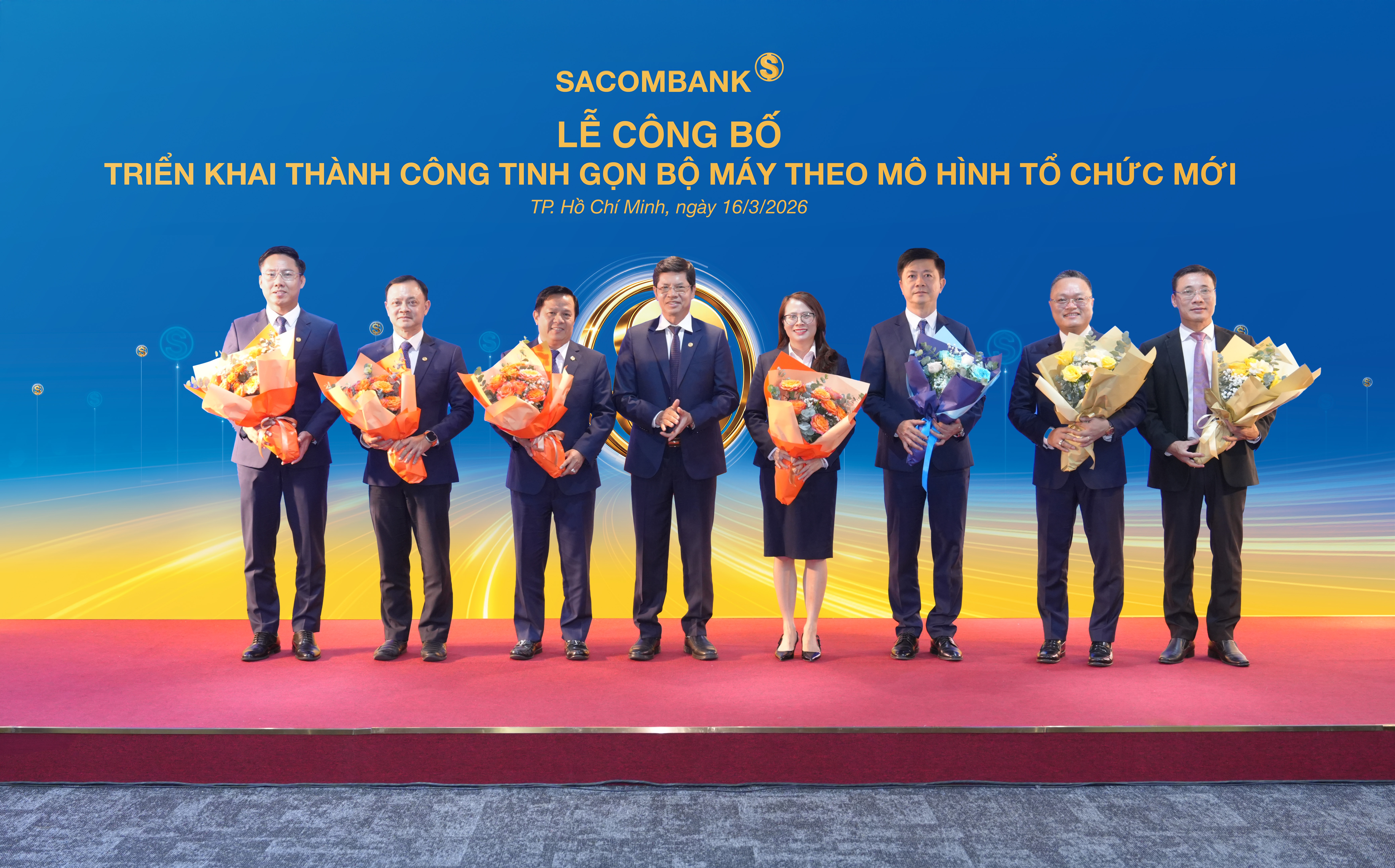 Ông Phạm Văn Phong – Phó Chủ tịch HĐQT tặng hoa chúc mừng các Phó TGĐ, Thành viên BĐH phụ trách các Khối, Vùng theo mô hình tổ chức mới Ông Phạm Văn Phong – Phó Chủ tịch HĐQT tặng hoa chúc mừng các Phó TGĐ, Thành viên BĐH phụ trách các Khối, Vùng theo mô hình tổ chức mới