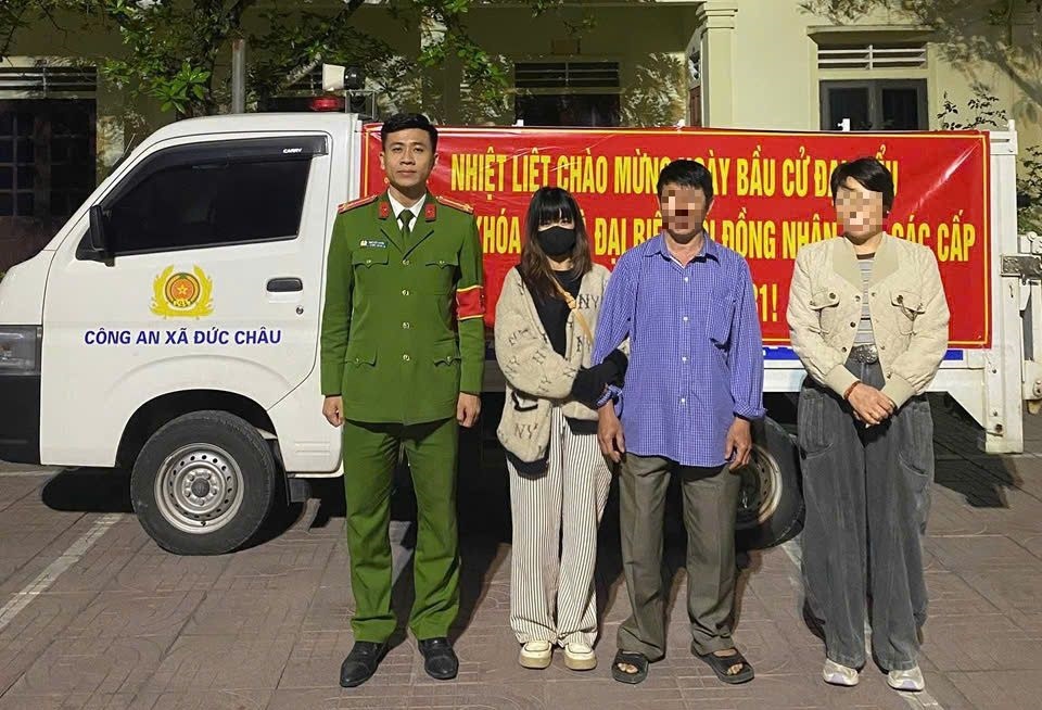 Sau khi nhận được thông tin từ cơ quan Công an, gia đình vào tỉnh Nghệ An để đón chị T. về nhà. Sau khi nhận được thông tin từ cơ quan Công an, gia đình vào tỉnh Nghệ An để đón chị T. về nhà.