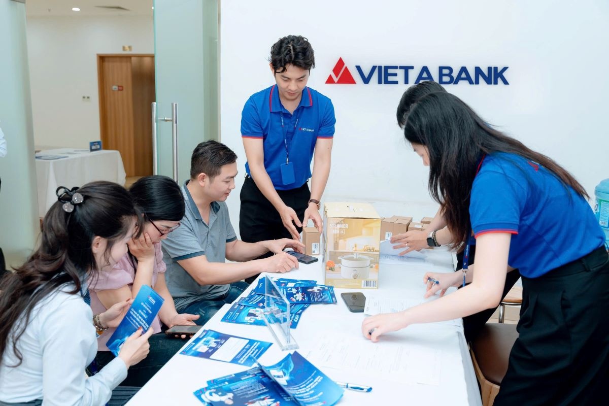Các hộ kinh doanh được hướng dẫn sử dụng nền tảng và nhận quà tặng ngay tại sự kiện
