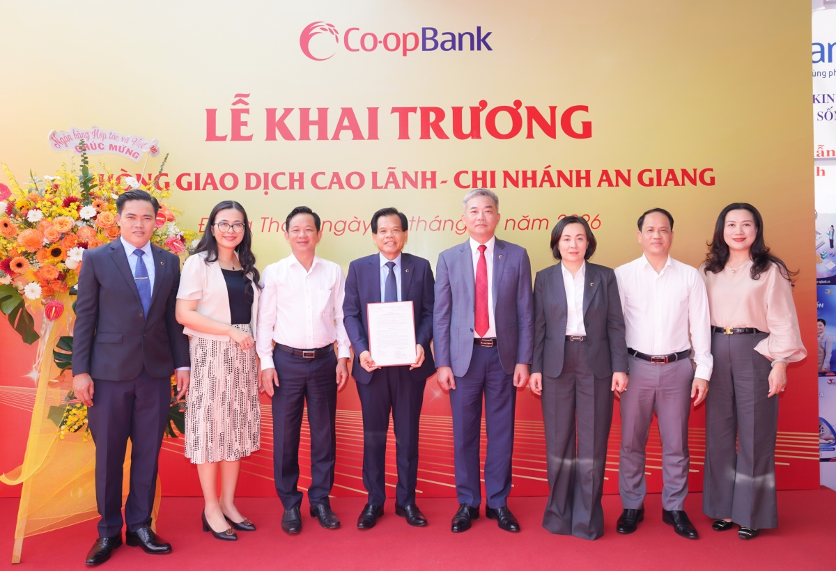 Ông Nguyễn Quốc Cường - Chủ tịch Hội đồng quản trị Co-opBank và bà Phạm Thị Hồng Minh - Thành viên Hội đồng quản trị, Tổng giám đốc Co-opBank trao Quyết định thành lập PGD Cao Lãnh - Co-opBank chi nhánh An Giang Ông Nguyễn Quốc Cường - Chủ tịch Hội đồng quản trị Co-opBank và bà Phạm Thị Hồng Minh - Thành viên Hội đồng quản trị, Tổng giám đốc Co-opBank trao Quyết định thành lập PGD Cao Lãnh - Co-opBank chi nhánh An Giang