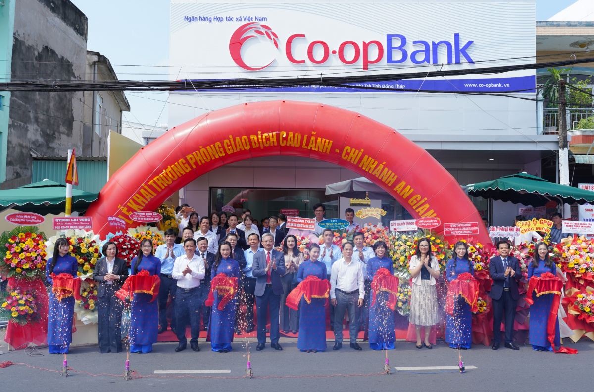 Các đại biểu cắt băng khai trương PGD Cao Lãnh - Co-opBank chi nhánh An Giang Các đại biểu cắt băng khai trương PGD Cao Lãnh - Co-opBank chi nhánh An Giang