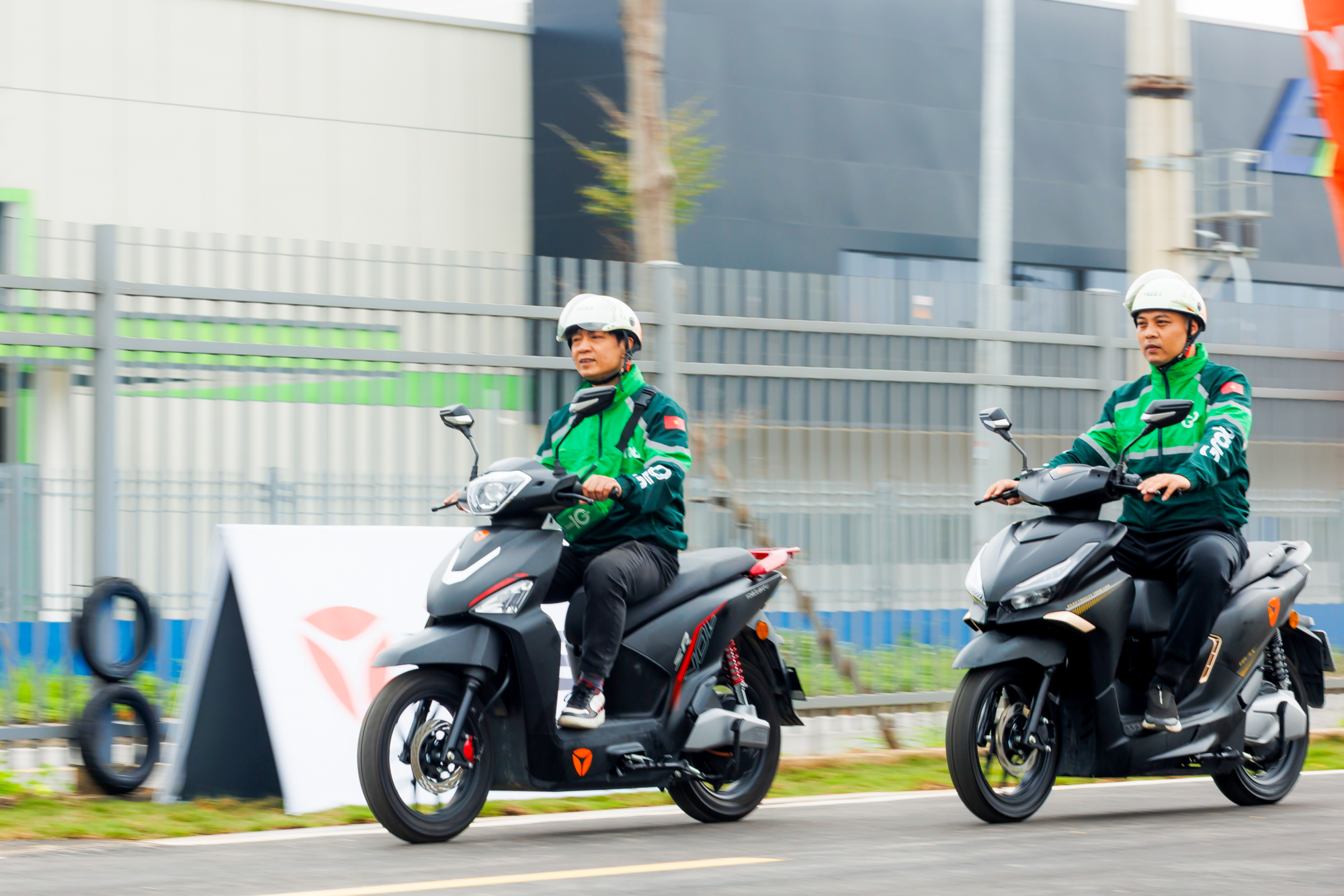 Grab cường hỗ trợ đối tác tài xế đang sử dụng xe máy điện Grab cường hỗ trợ đối tác tài xế đang sử dụng xe máy điện