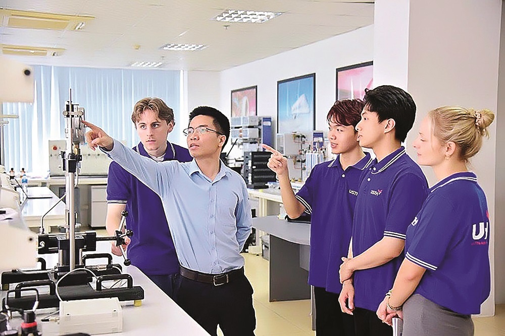 Yếu tố then chốt quyết định sự thành công của kinh tế tri thức chính là nguồn nhân lực chất lượng cao Yếu tố then chốt quyết định sự thành công của kinh tế tri thức chính là nguồn nhân lực chất lượng cao
