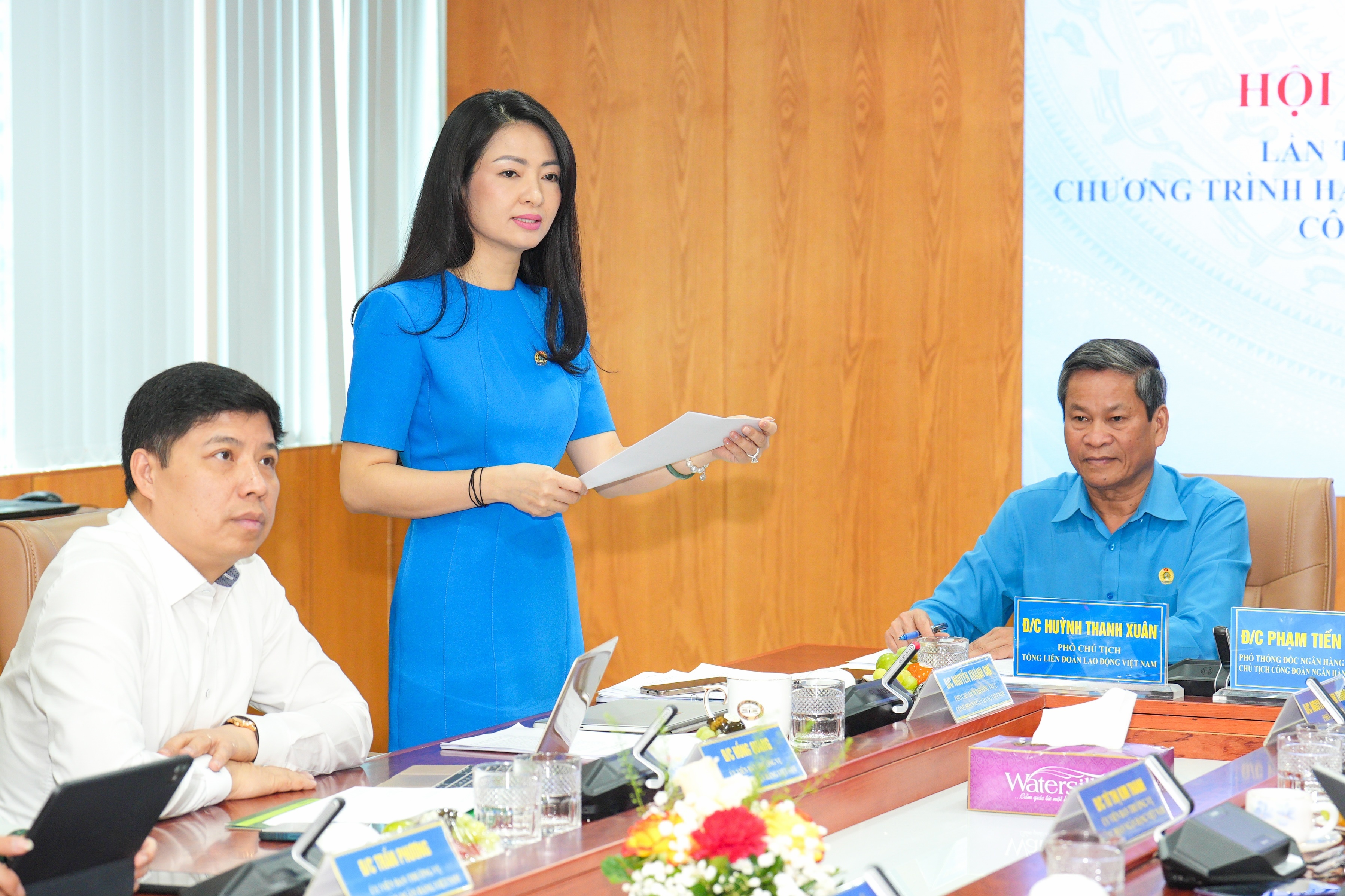 Bà Nguyễn Khánh Chi – Phó Chủ tịch Thường trực Công đoàn NHVN phát biểu tại hội nghị. Ảnh: Hoàng Giáp Bà Nguyễn Khánh Chi – Phó Chủ tịch Thường trực Công đoàn NHVN phát biểu tại hội nghị. Ảnh: Hoàng Giáp