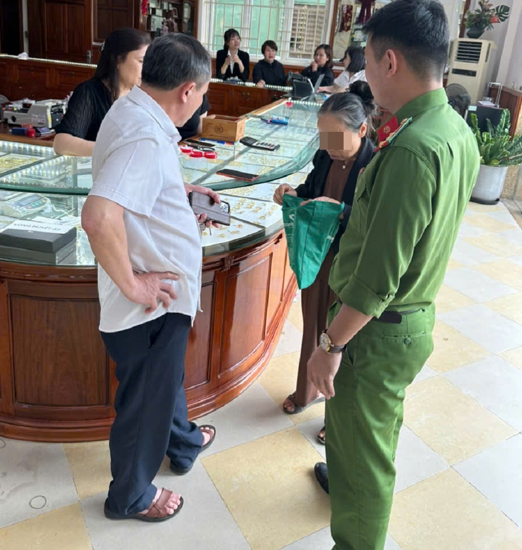 Công an xã kịp thời ngăn chặn tại tiệm vàng Công an xã kịp thời ngăn chặn tại tiệm vàng