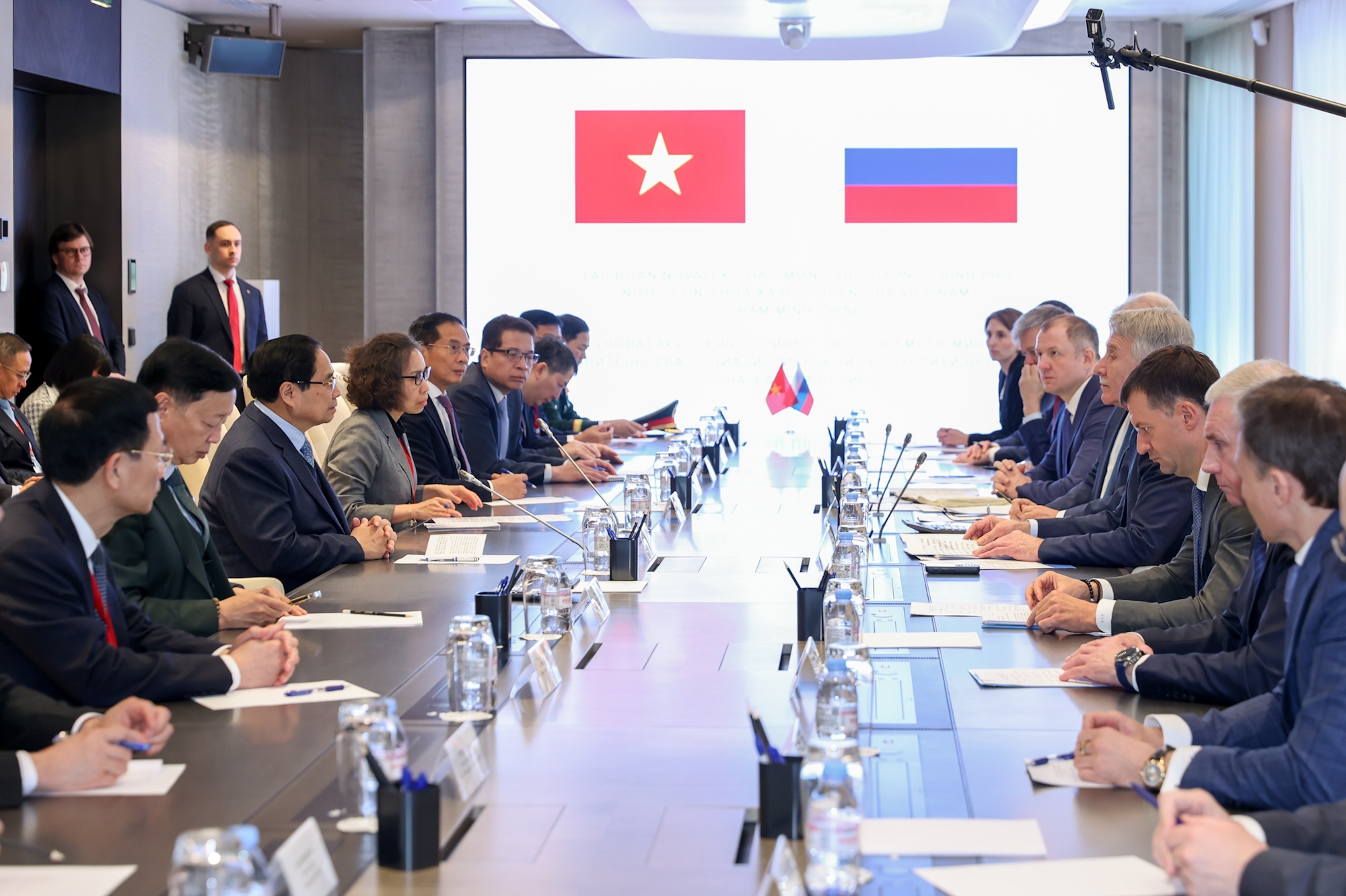 Thủ tướng Phạm Minh Chính đánh giá hoạt động của Tập đoàn phù hợp với định hướng, chiến lược lớn của Việt Nam, với mục tiêu tăng trưởng kinh tế từ 10% trở lên, đạt phát thải ròng bằng 0 vào năm 2050 - Ảnh: VGP/Nhật Bắc Thủ tướng Phạm Minh Chính đánh giá hoạt động của Tập đoàn phù hợp với định hướng, chiến lược lớn của Việt Nam, với mục tiêu tăng trưởng kinh tế từ 10% trở lên, đạt phát thải ròng bằng 0 vào năm 2050 - Ảnh: VGP/Nhật Bắc