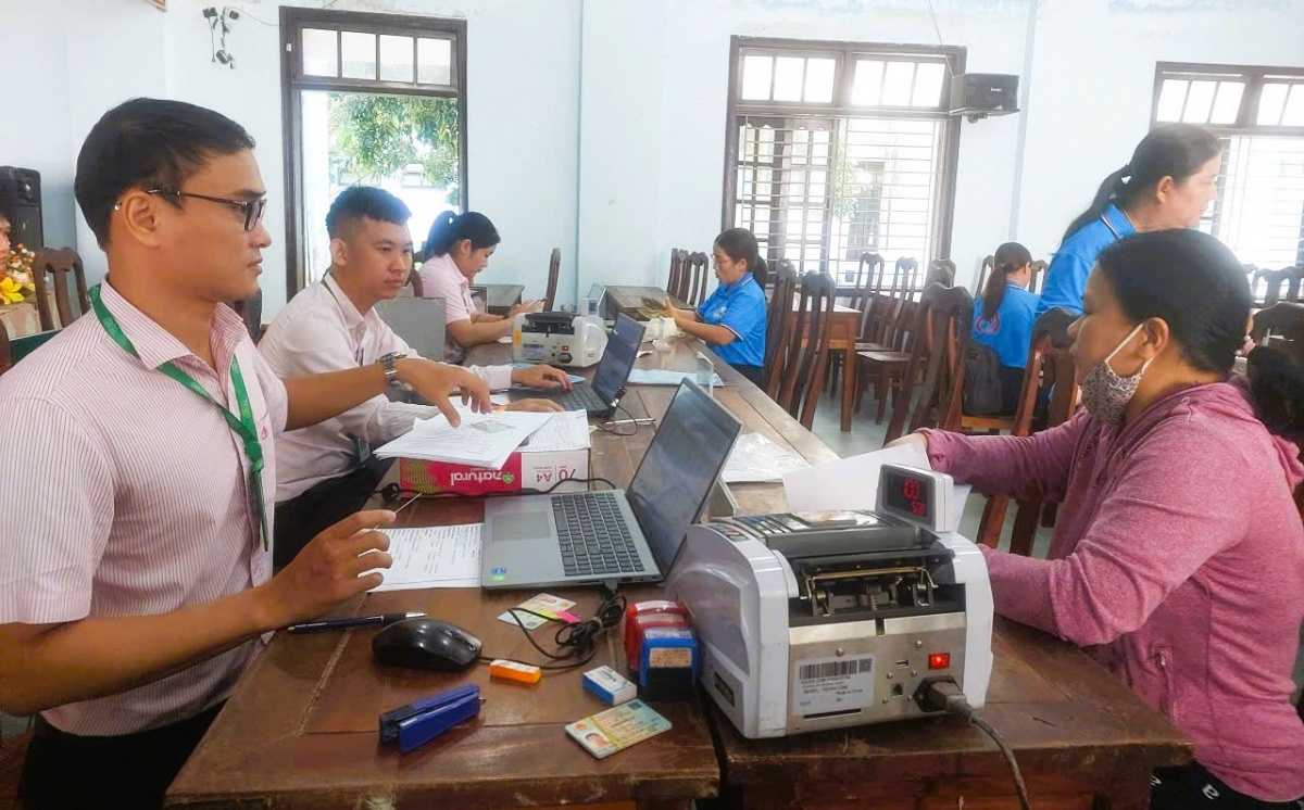 Sự phối hợp đồng bộ giữa ngân hàng và các tổ chức hội, đoàn thể đã giúp nguồn vốn đến đúng đối tượng, đúng mục đích… Sự phối hợp đồng bộ giữa ngân hàng và các tổ chức hội, đoàn thể đã giúp nguồn vốn đến đúng đối tượng, đúng mục đích…