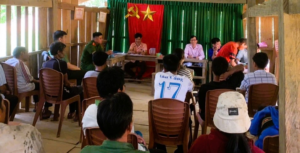 Những phiên giao dịch định kỳ hay họp tổ vay vốn không chỉ là nơi giải ngân hay thu nợ, mà còn là điểm gặp gỡ, trao đổi thông tin giữa ngân hàng với người dân. Những phiên giao dịch định kỳ hay họp tổ vay vốn không chỉ là nơi giải ngân hay thu nợ, mà còn là điểm gặp gỡ, trao đổi thông tin giữa ngân hàng với người dân.