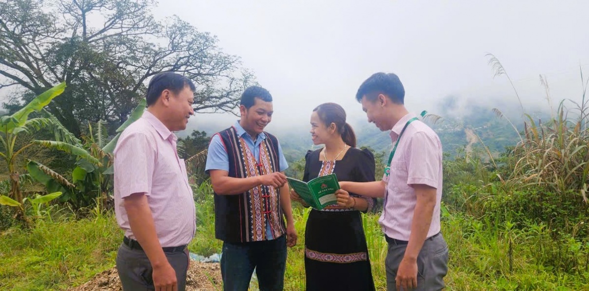 Gia đình ông Tơ Ngôl Chường, (thứ 2 từ trái qua) ở thôn 2, xã Trà Linh, đã có nhiều thay đổi nhờ vốn tín dụng chính sách. Gia đình ông Tơ Ngôl Chường, (thứ 2 từ trái qua) ở thôn 2, xã Trà Linh, đã có nhiều thay đổi nhờ vốn tín dụng chính sách.
