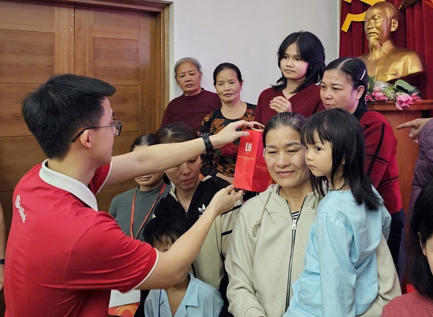 Anh 2-CBNV tich cuc tham gia hoat dong thien nguyen voi tinh than Vi cong dong Anh 2-CBNV tich cuc tham gia hoat dong thien nguyen voi tinh than Vi cong dong