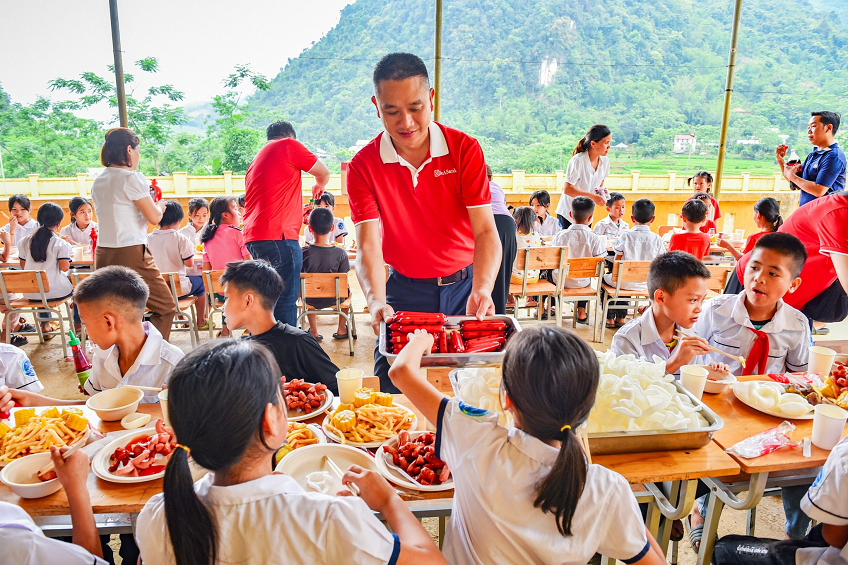Anh 4-Hoạt động “Nấu ăn cho em - buffet 0 đồng” nhận được sự hưởng ứng tích cực từ các em học sinh Anh 4-Hoạt động “Nấu ăn cho em - buffet 0 đồng” nhận được sự hưởng ứng tích cực từ các em học sinh