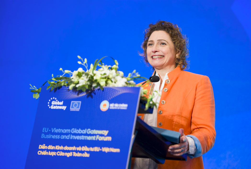 Bà Nicola Beer - Phó Chủ tịch Ngân hàng Đầu tư châu Âu (EIB), phụ trách hoạt động của Ngân hàng tại Việt Nam, phát biểu tại sự kiện
