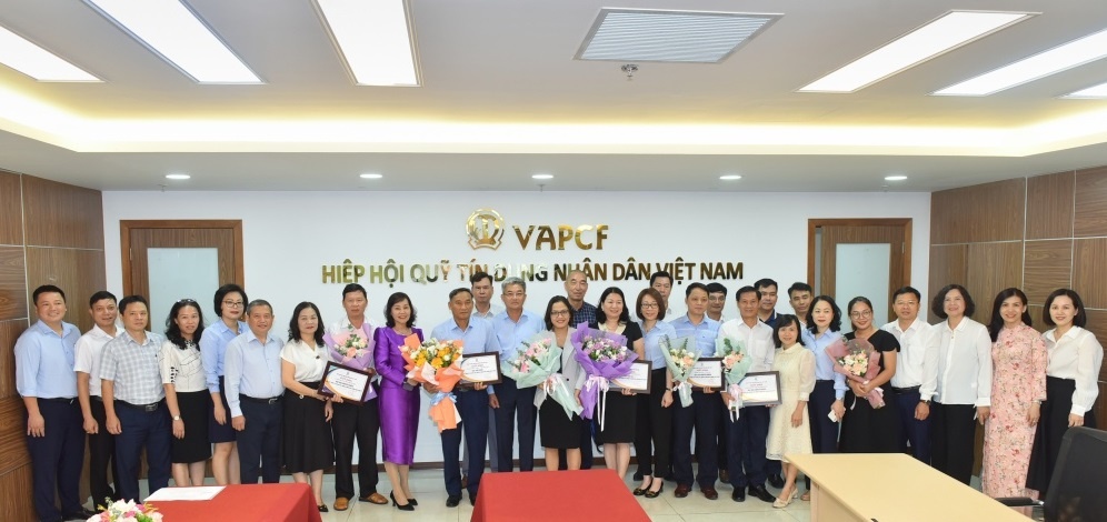 Ảnh 12 - Hiệp hội trao giải cho các QTDND trong cuộc thi Sáng tác Slogan tổ chức tháng 6 năm 2023